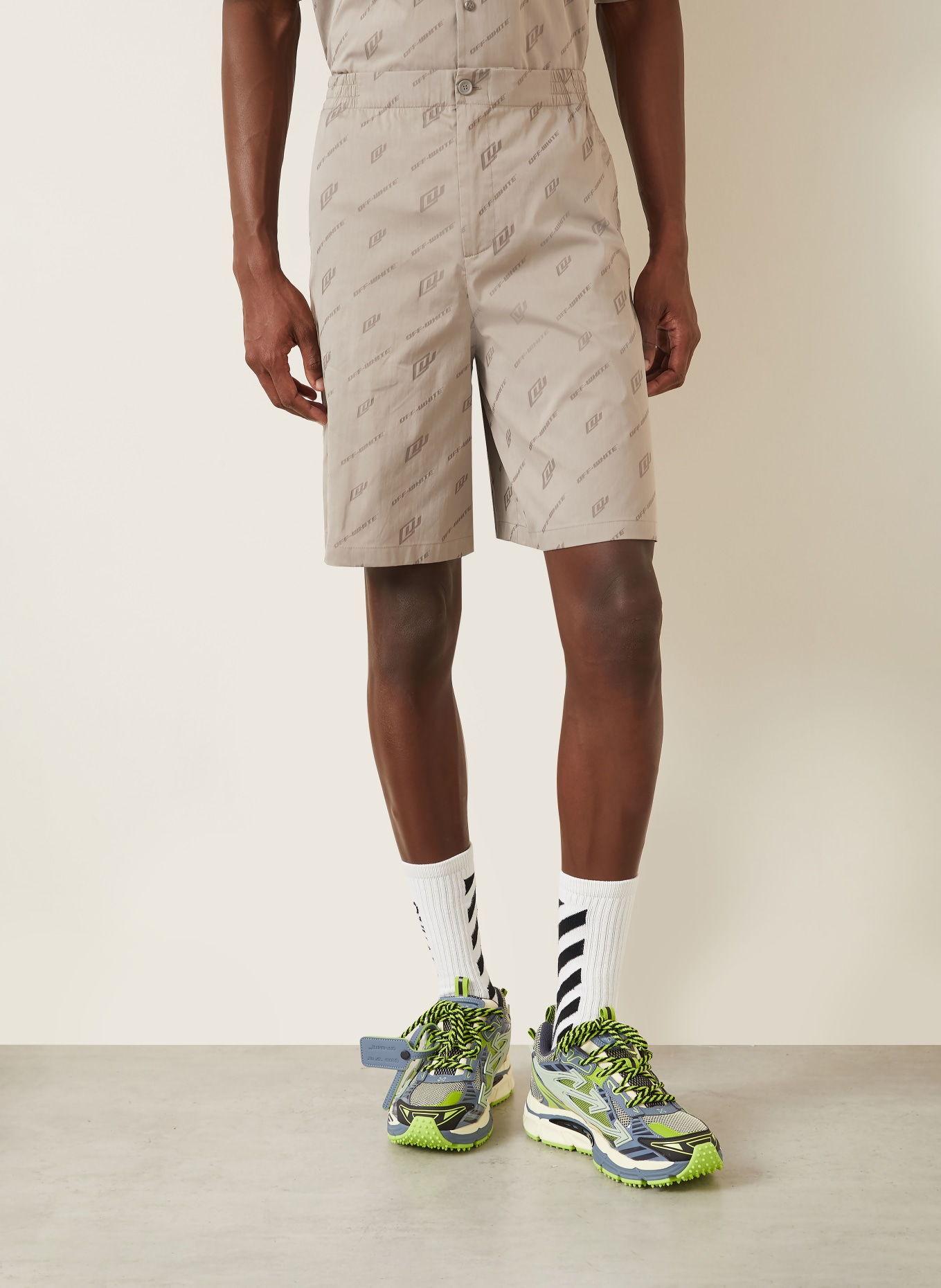 Off-White Shorts: GRAU / DUNKELGRAU
