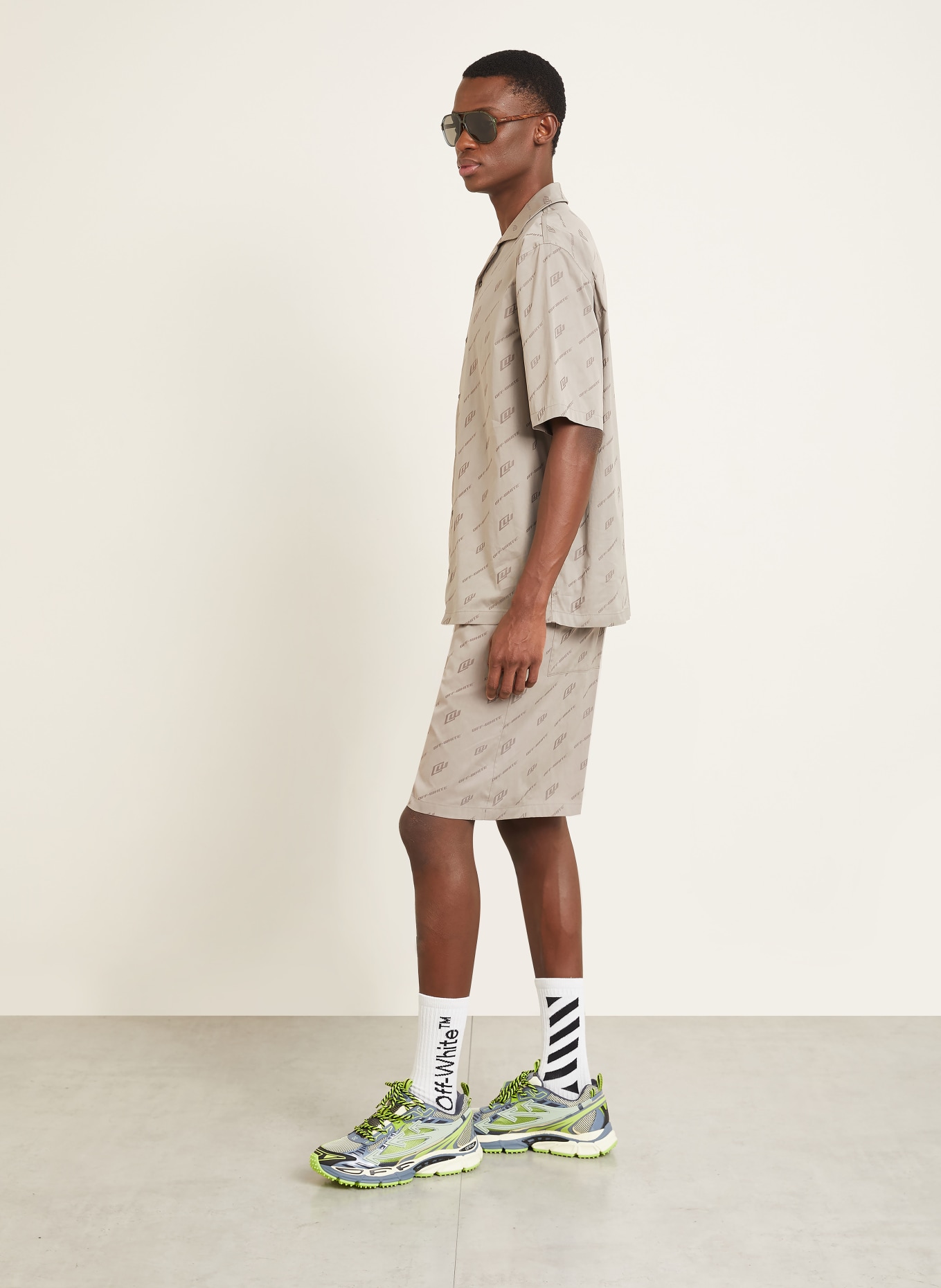 Off-White Shorts: GRAU / DUNKELGRAU
