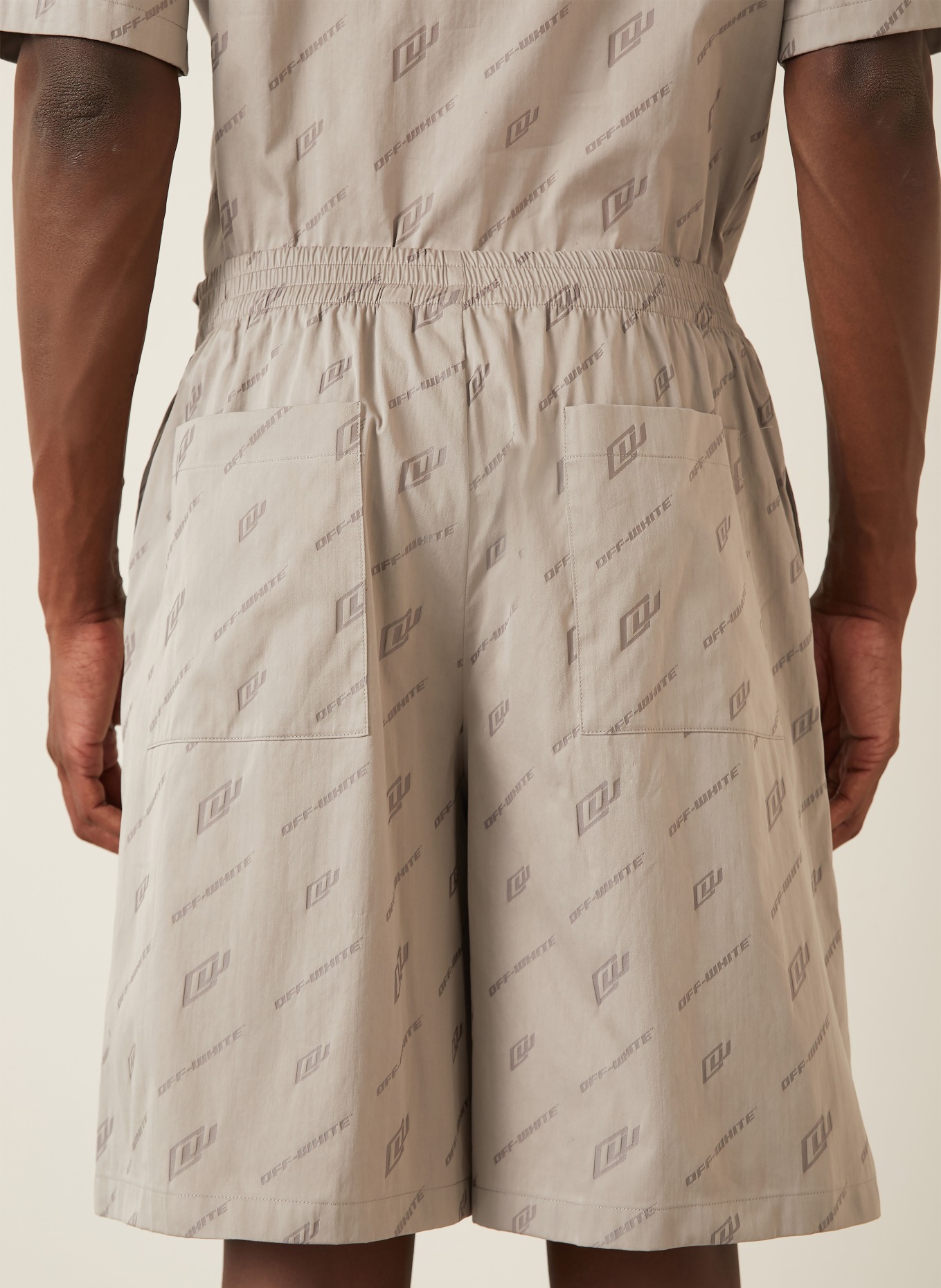 Off-White Shorts: GRAU / DUNKELGRAU