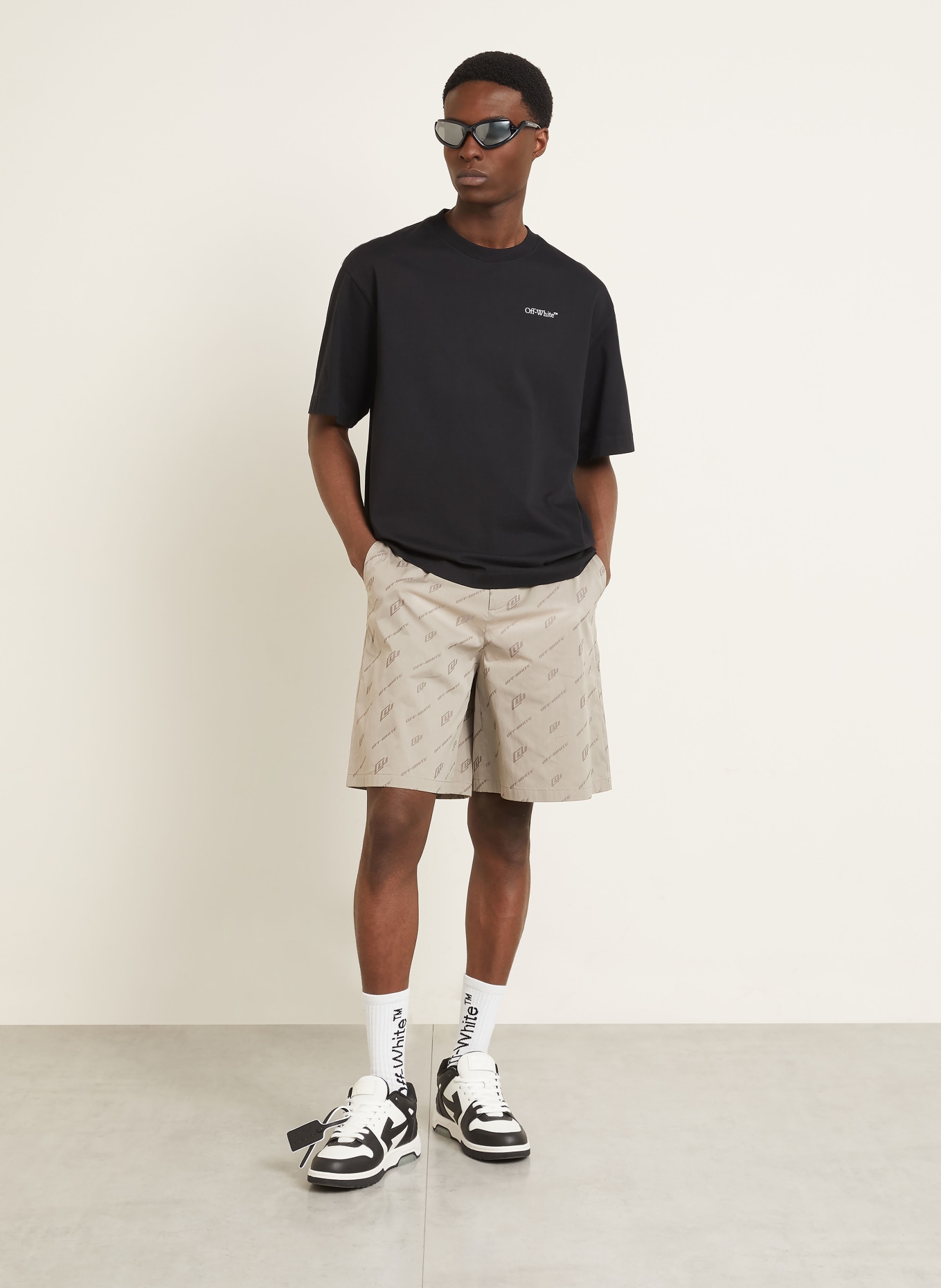 Off-White T-shirt: ZWART / WIT