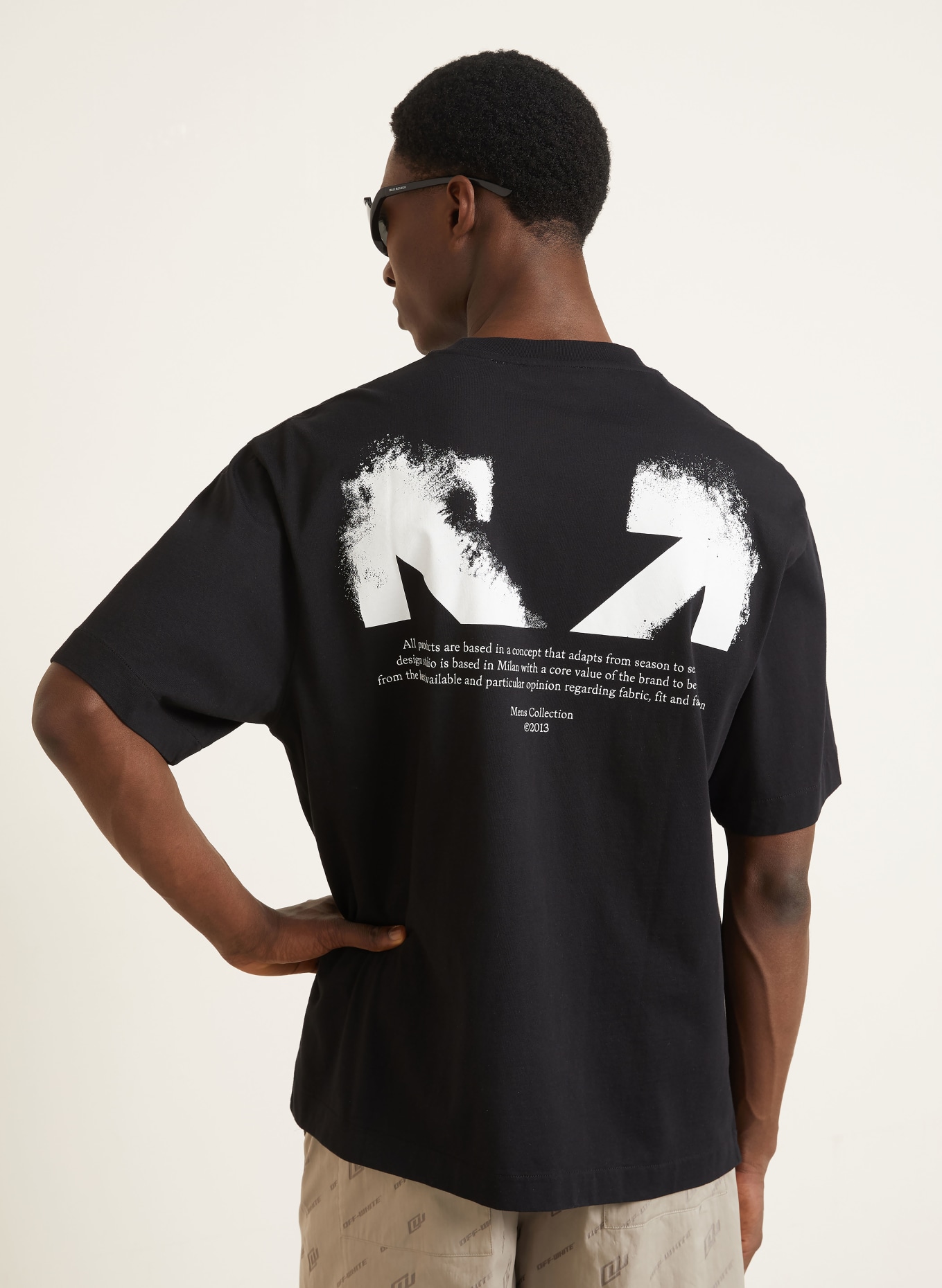Off-White T-shirt: ZWART / WIT
