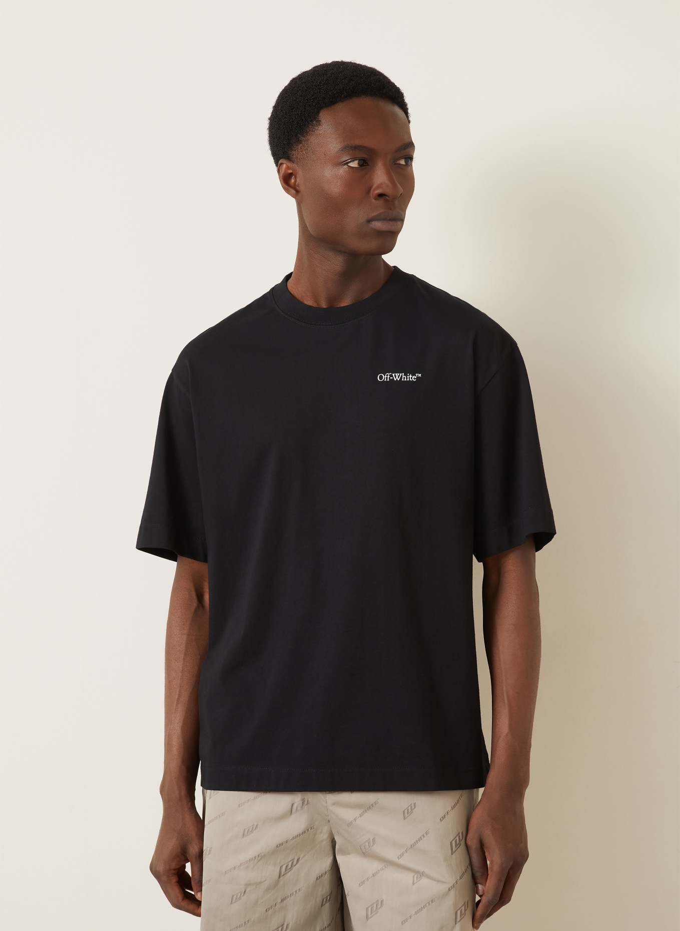 Off-White T-shirt: ZWART / WIT