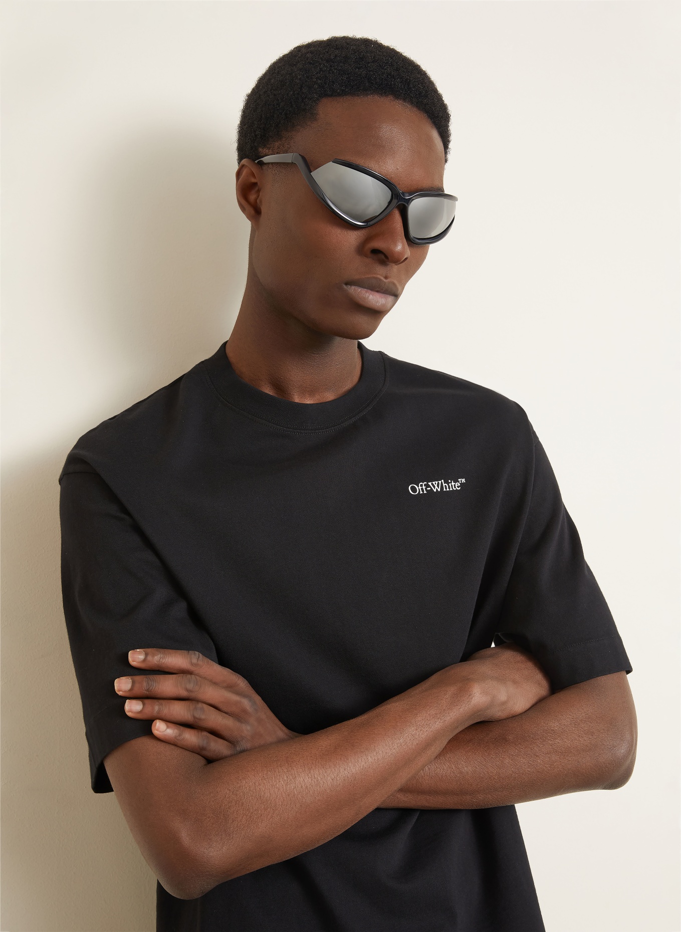 Off-White T-shirt: ZWART / WIT