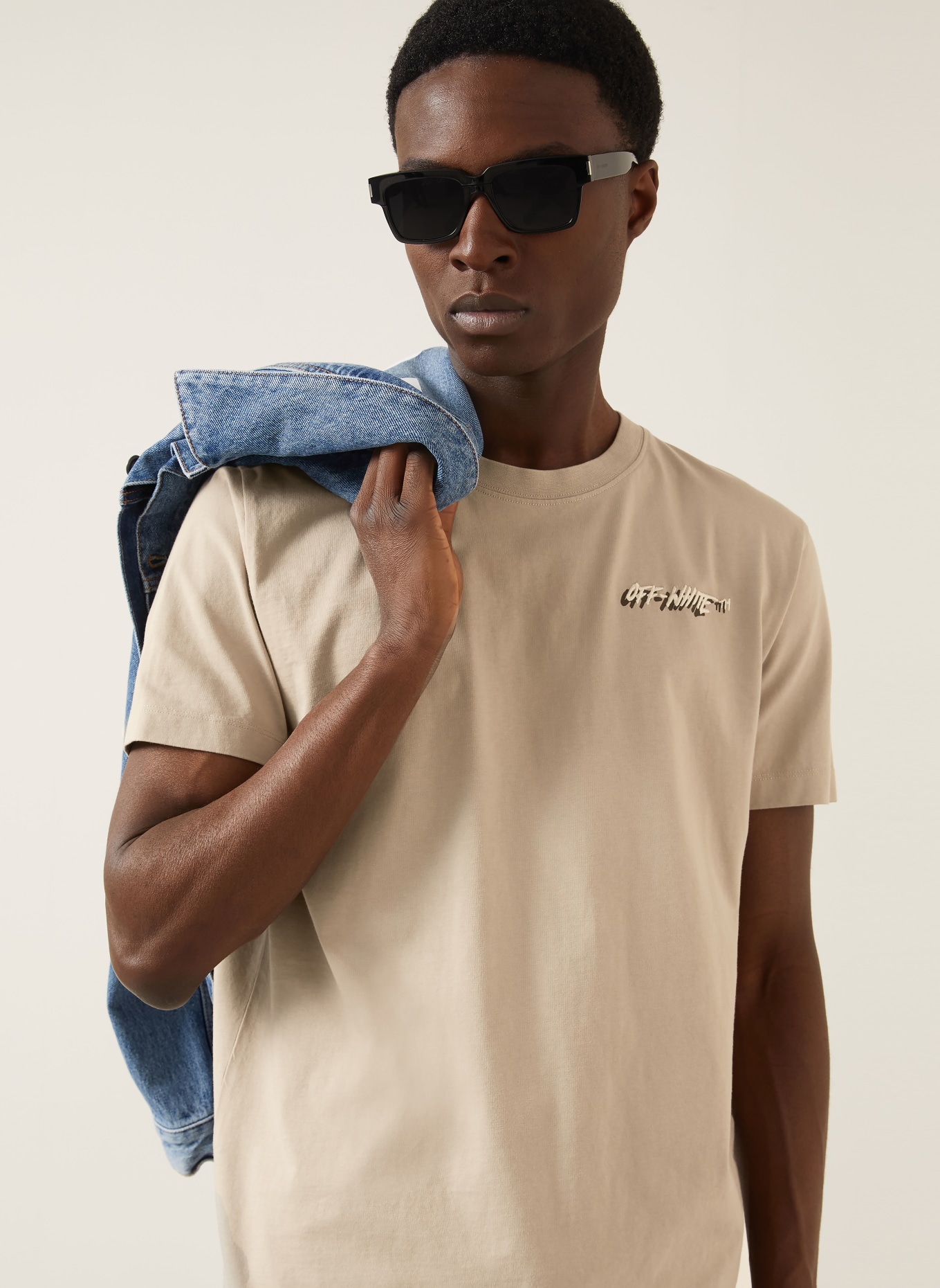 Off-White T-shirt: LICHTBRUIN