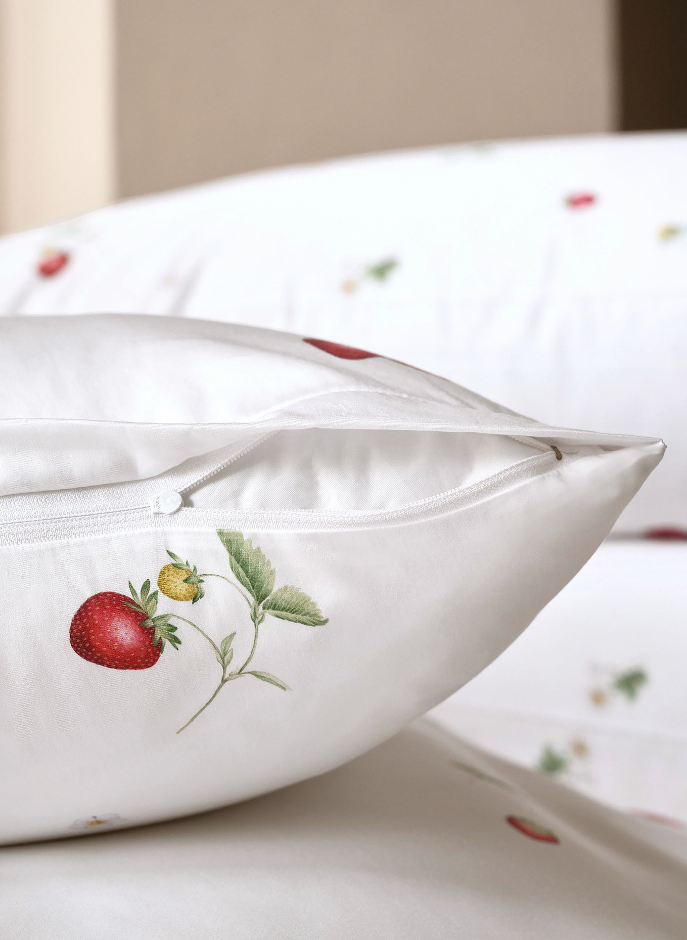 SCHLOSSBERG Poszewka na poduszkę JUNE: BIAŁY / JASNOCZERWONY / CZERWONY