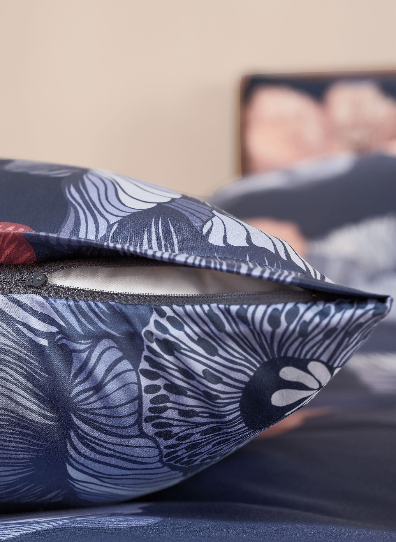 SCHLOSSBERG Poszewka na poduszkę MONA: GRANATOWY / BEŻOWY / CIEMNOCZERWONY