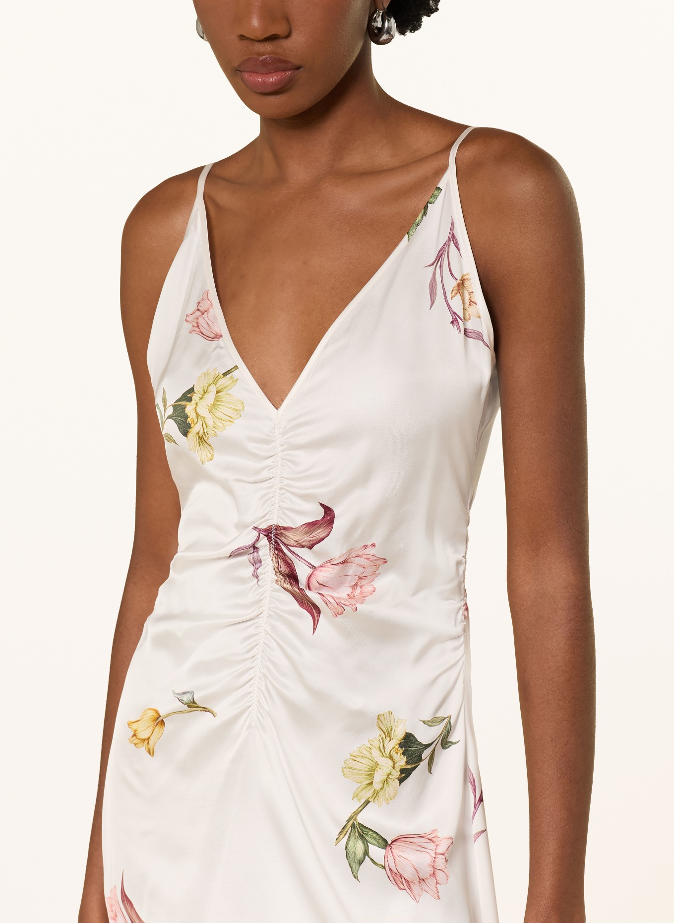 BAUM UND PFERDGARTEN Saténové šaty ATALIA: BÍLÁ / TMAVĚ ČERVENÁ / ZELENÁ