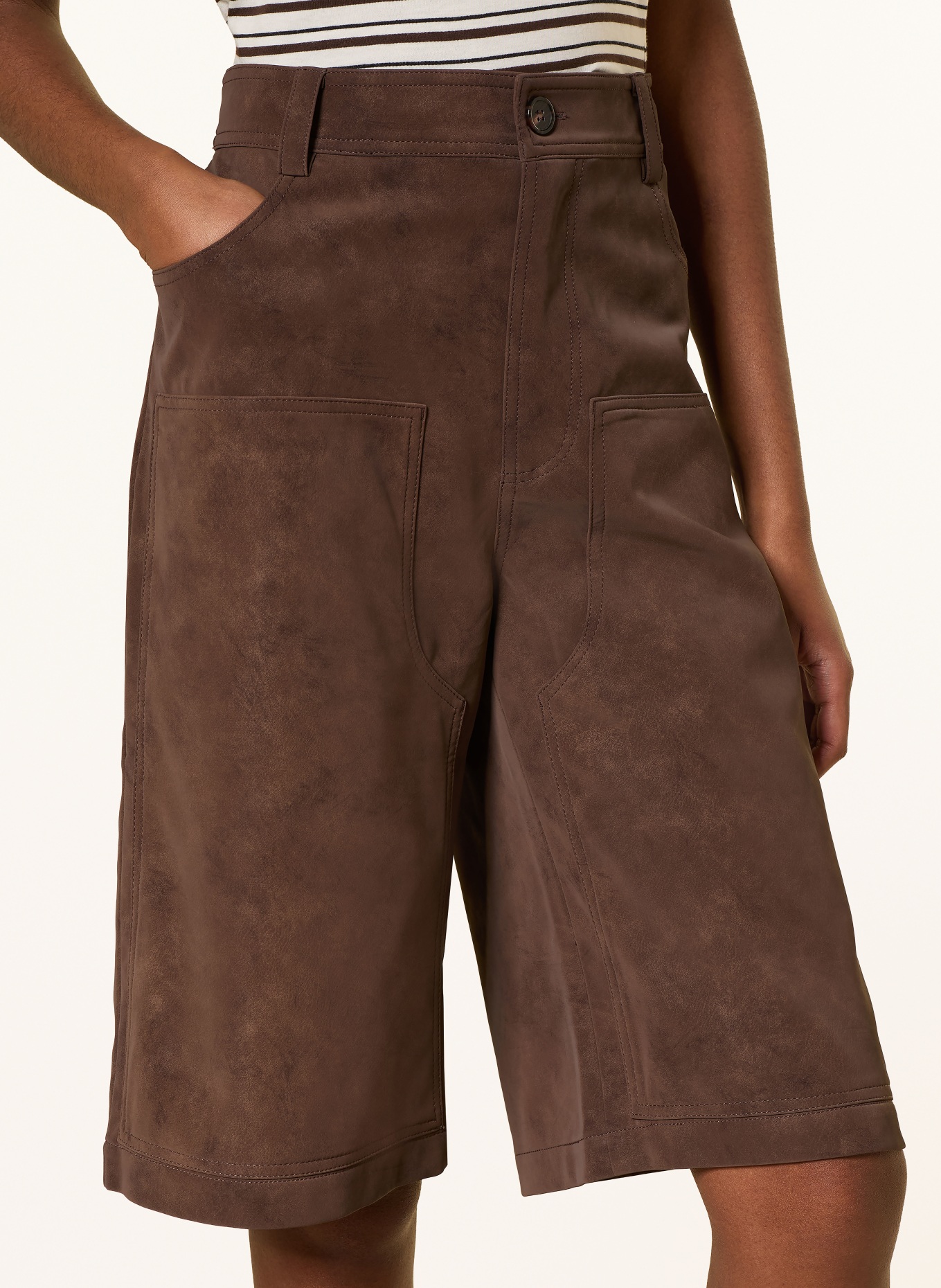 BAUM UND PFERDGARTEN Bermudashorts NUMI i läderlook: MÖRKBRUN