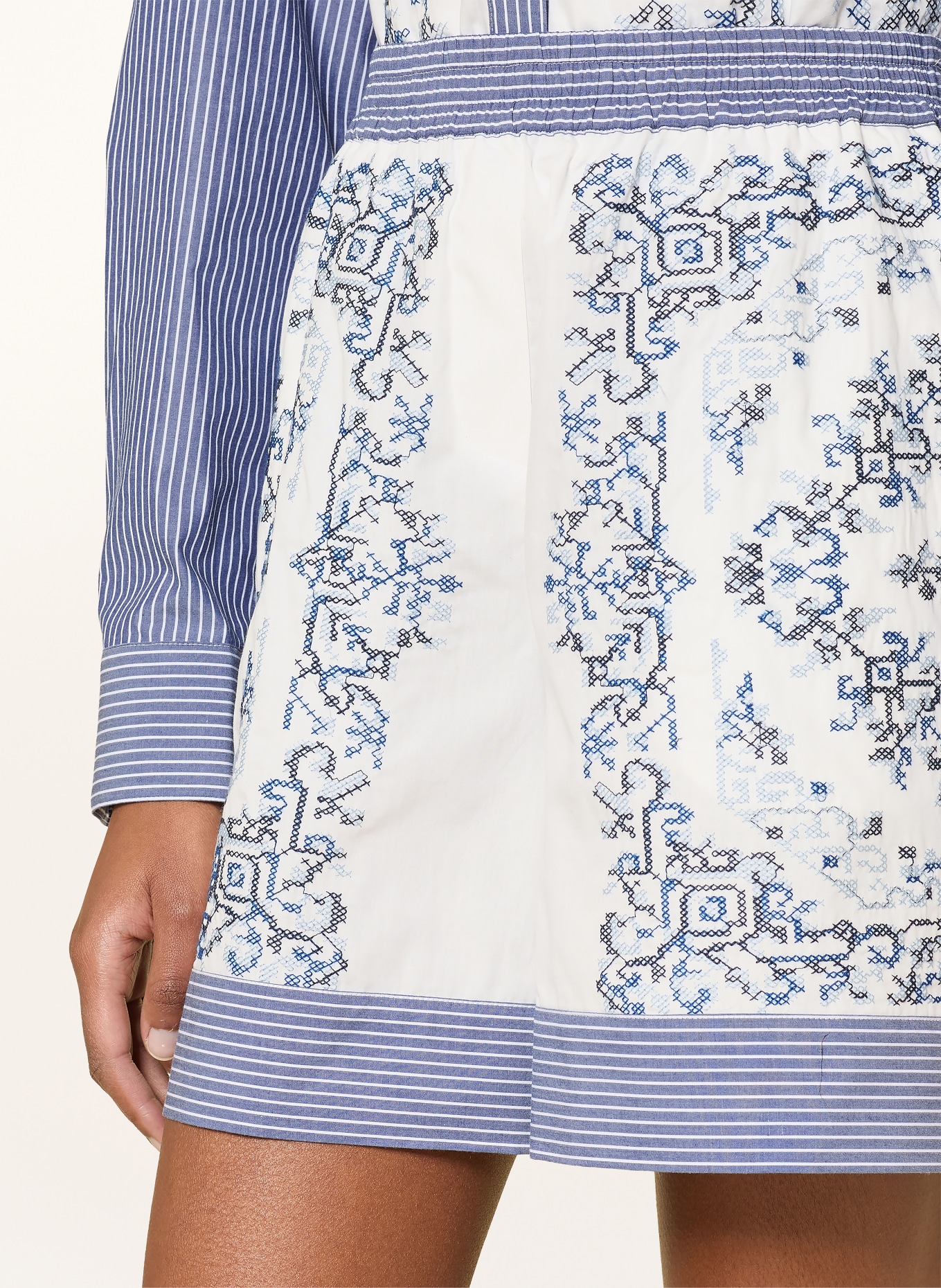 CLAUDIE PIERLOT Shorts: HELLBLAU / WEISS / SCHWARZ