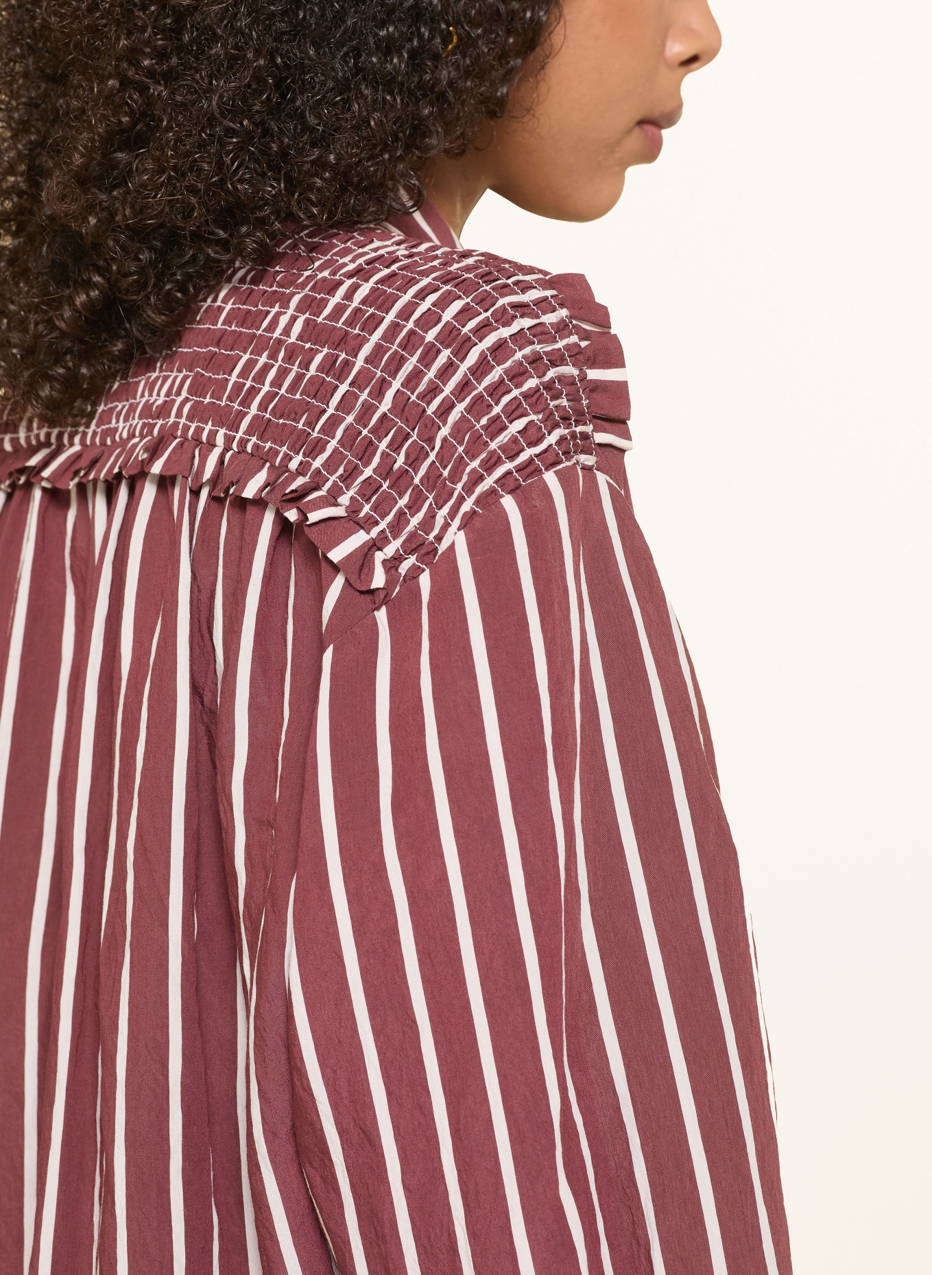 CLAUDIE PIERLOT Hemdbluse mit Rüschen: DUNKELROT / WEISS