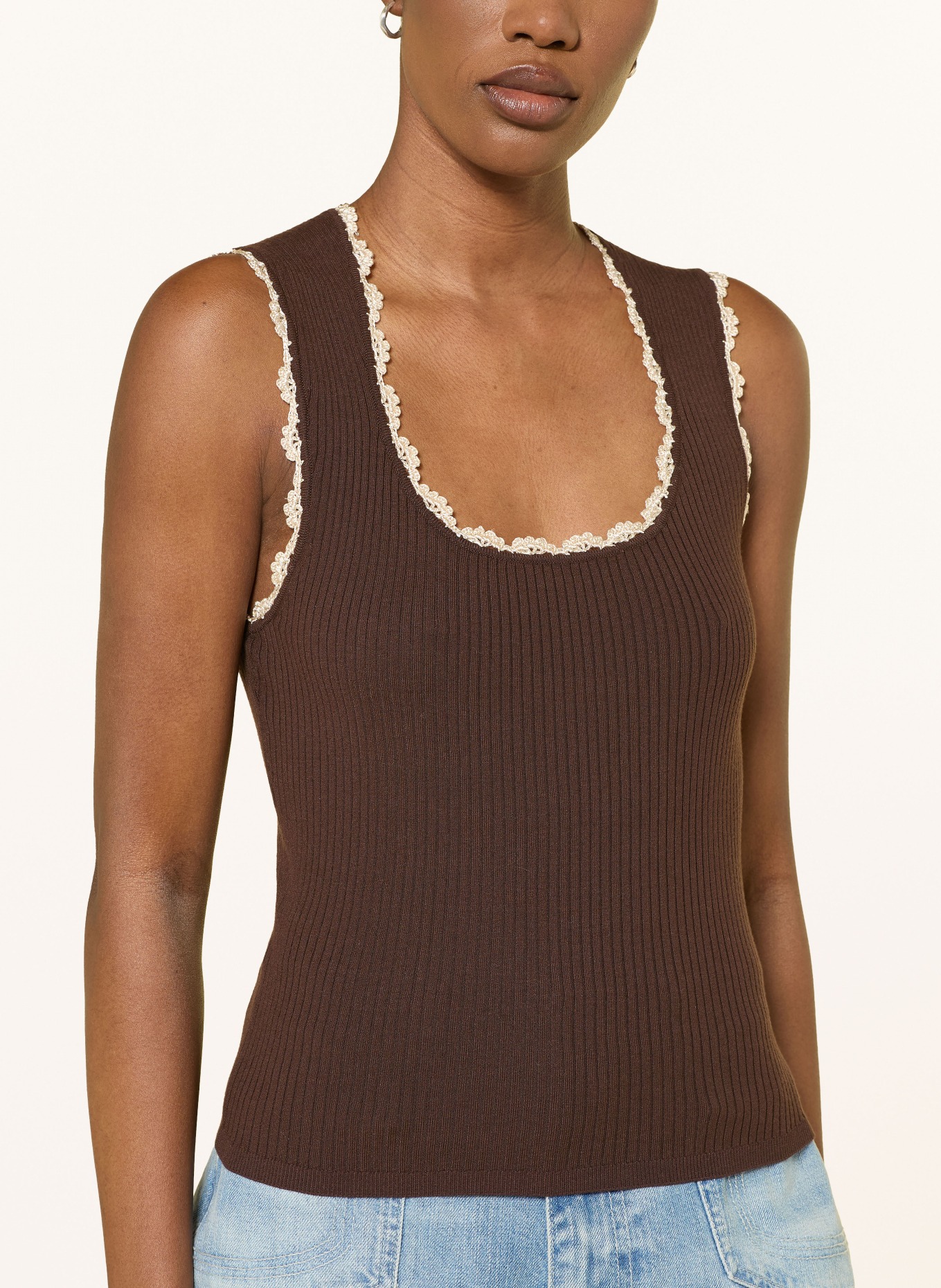 SANDRO Top: DUNKELBRAUN / CREME