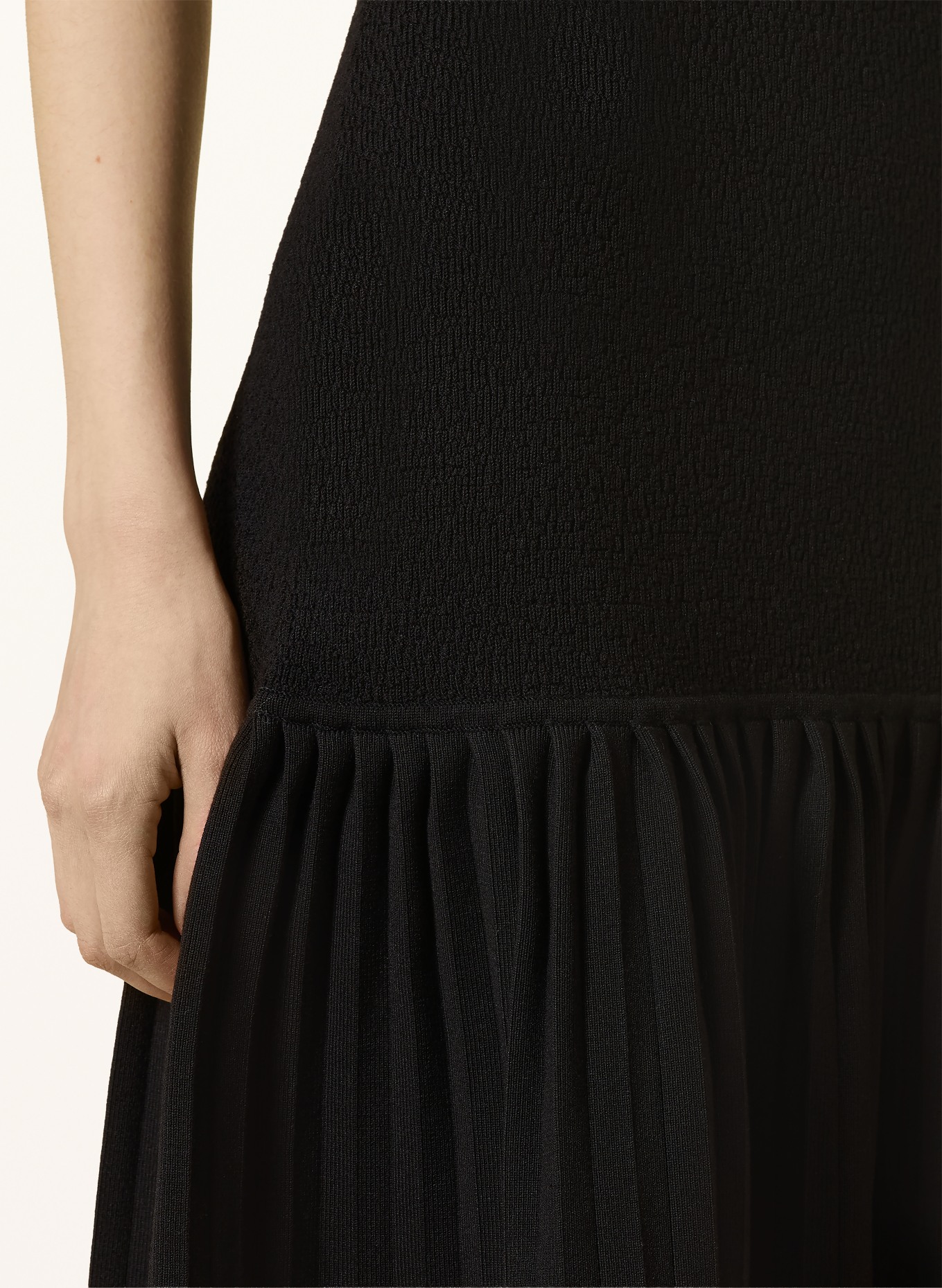 CLAUDIE PIERLOT Strickkleid mit Plissees: SCHWARZ