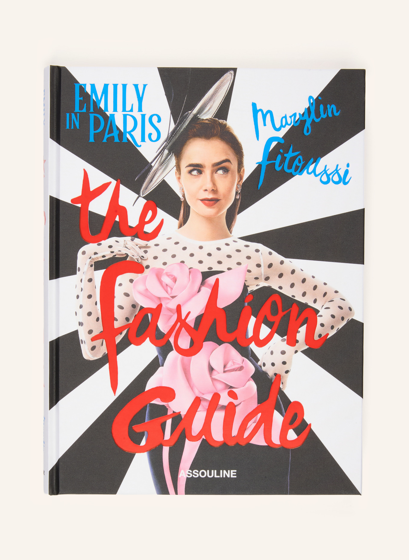 ASSOULINE Boek EMILY IN PARIS: THE FASHION GUIDE: CRÈME / ROOD / NEONBLAUW