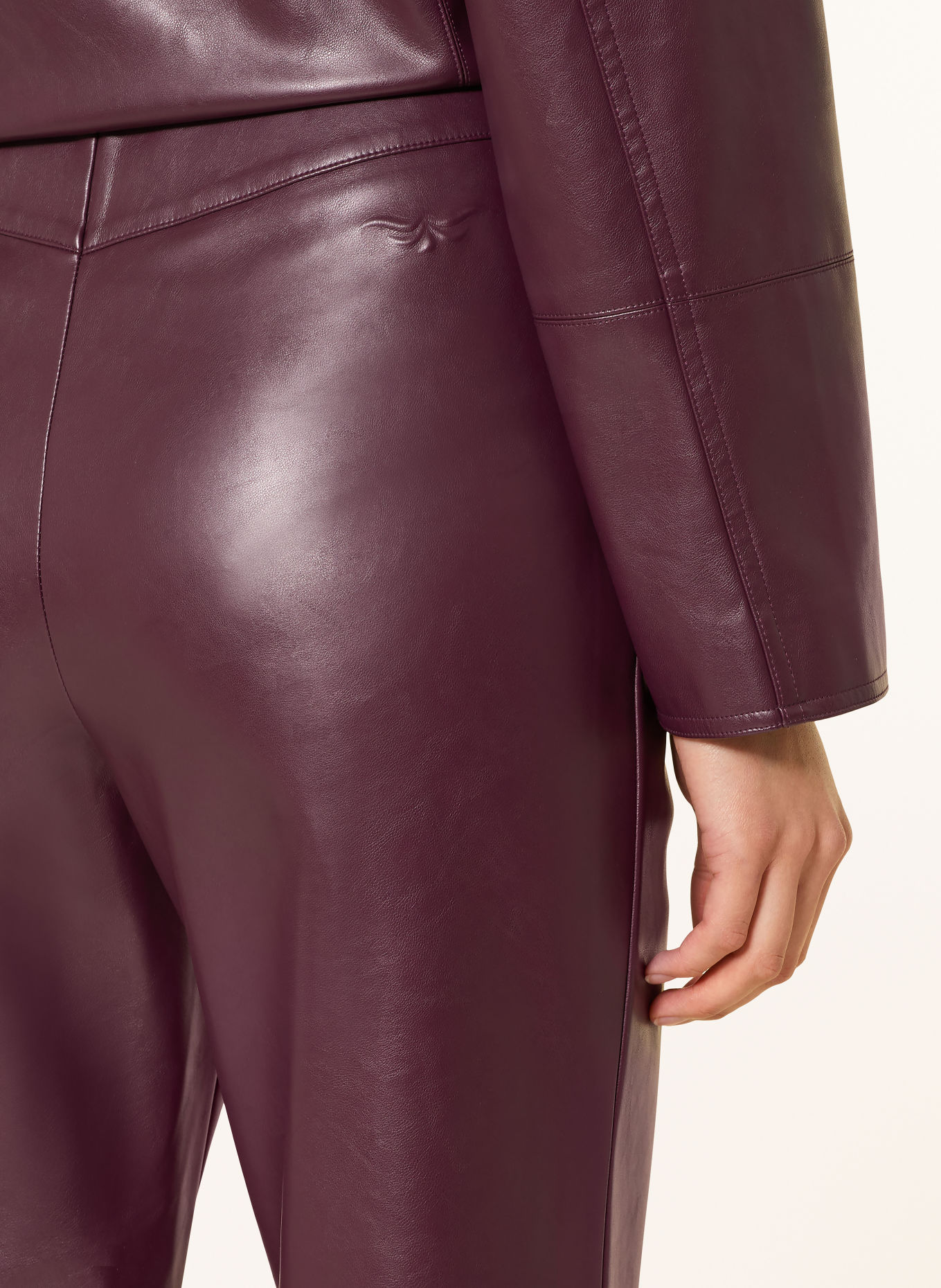 MARC AUREL Bootcut-Hose in Lederoptik: DUNKELLILA