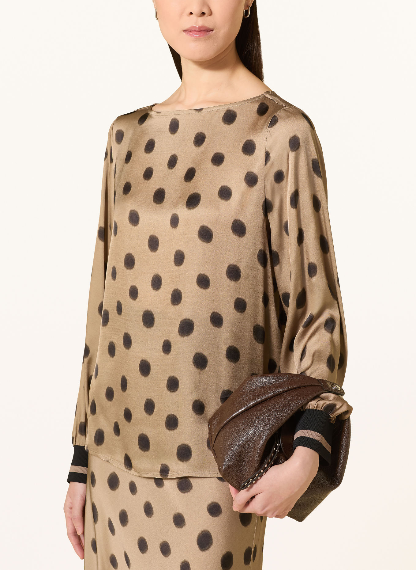 MARC AUREL Bluse i satin: TAUPE / SORT