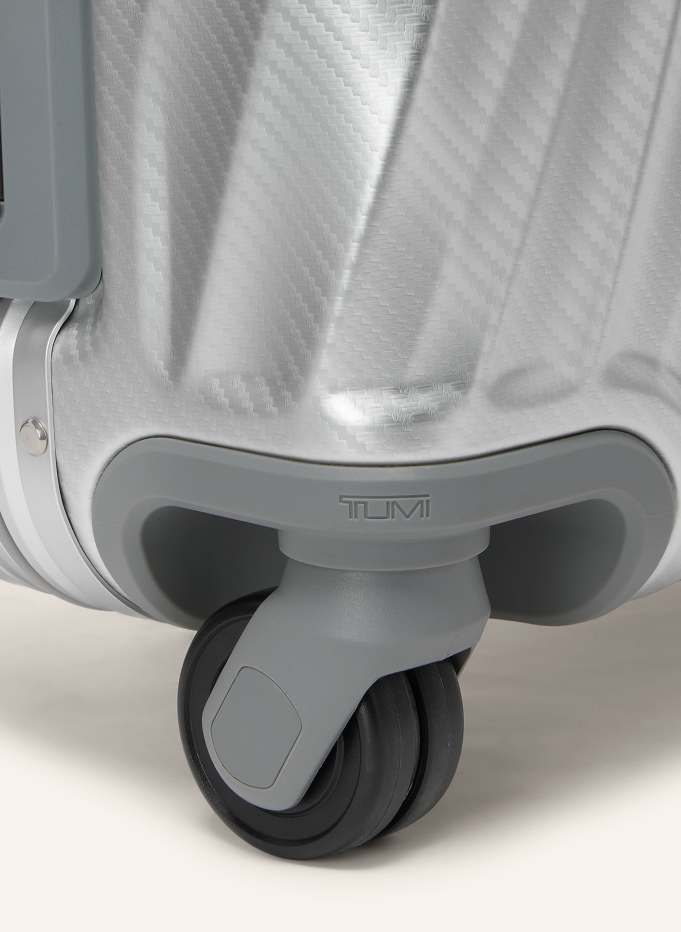 TUMI 19 DEGREE Trolley CONTINENTAL CARRY-ON: SILBER