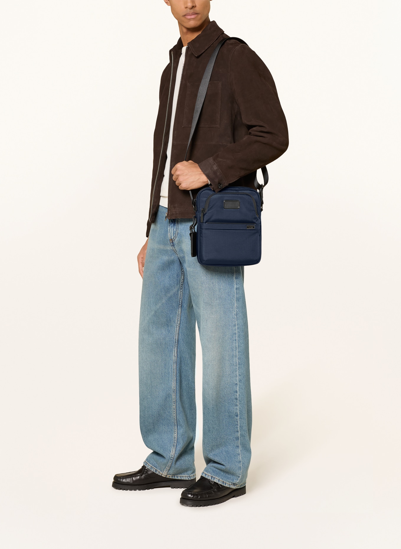 TUMI ALPHA Schoudertas MEDIUM: DONKERBLAUW / ZWART