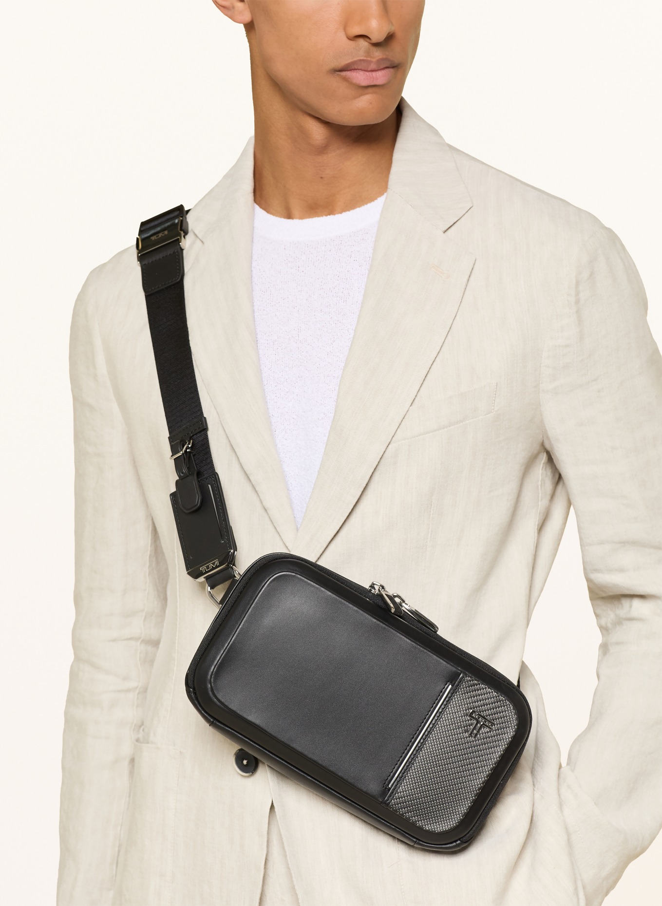 TUMI ARRIVÉ Schoudertas MESSINA: ZWART / ZILVER