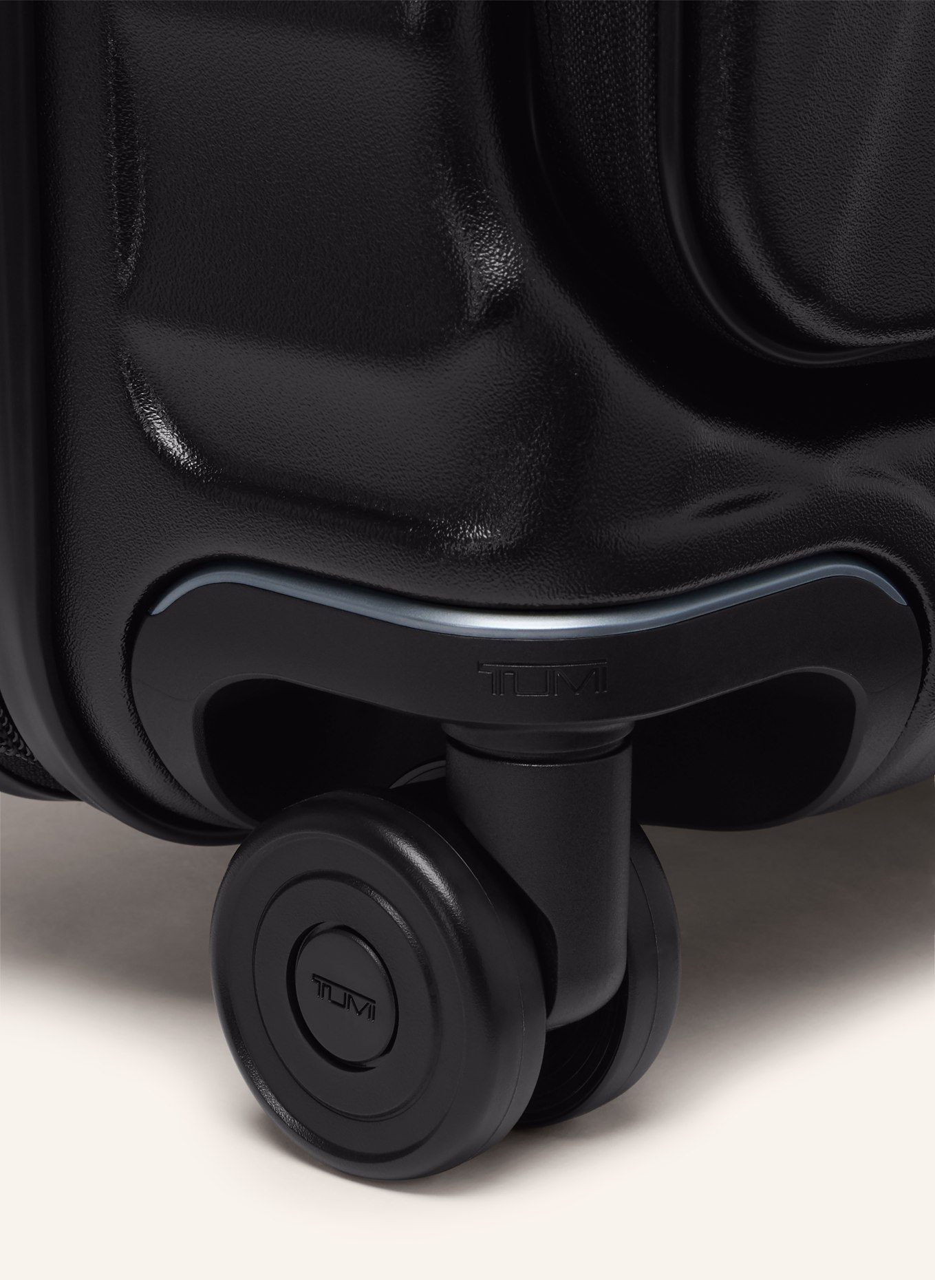 TUMI 19 DEGREE Trolley LARGE FRONT ACCESS EXPANDABLE CARRY-ON: SCHWARZ