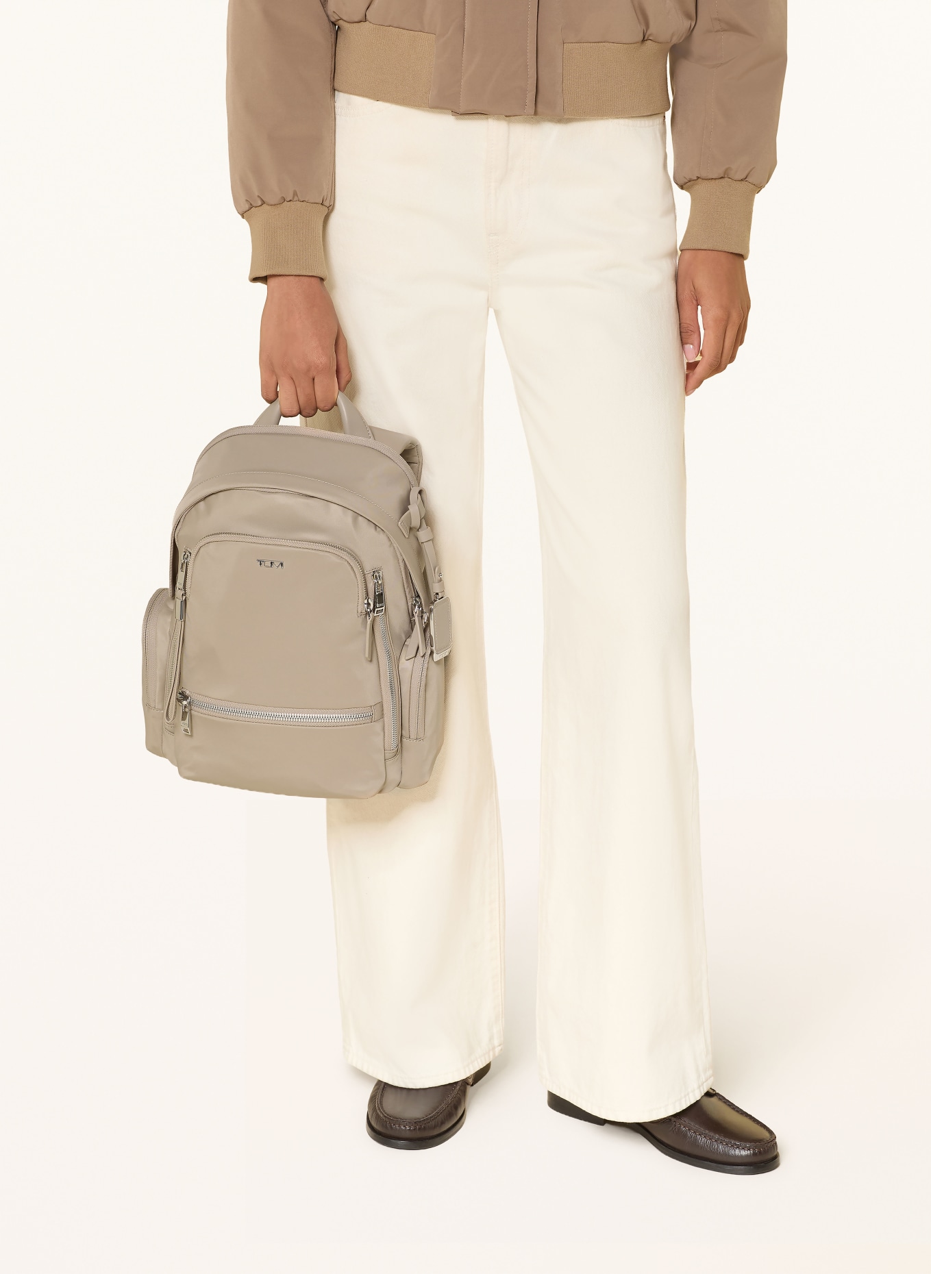 TUMI Batoh VOYAGEUR CELINA MEDIUM s přihrádkou na notebook: ČERNOŠEDÁ / STŘÍBRNÁ