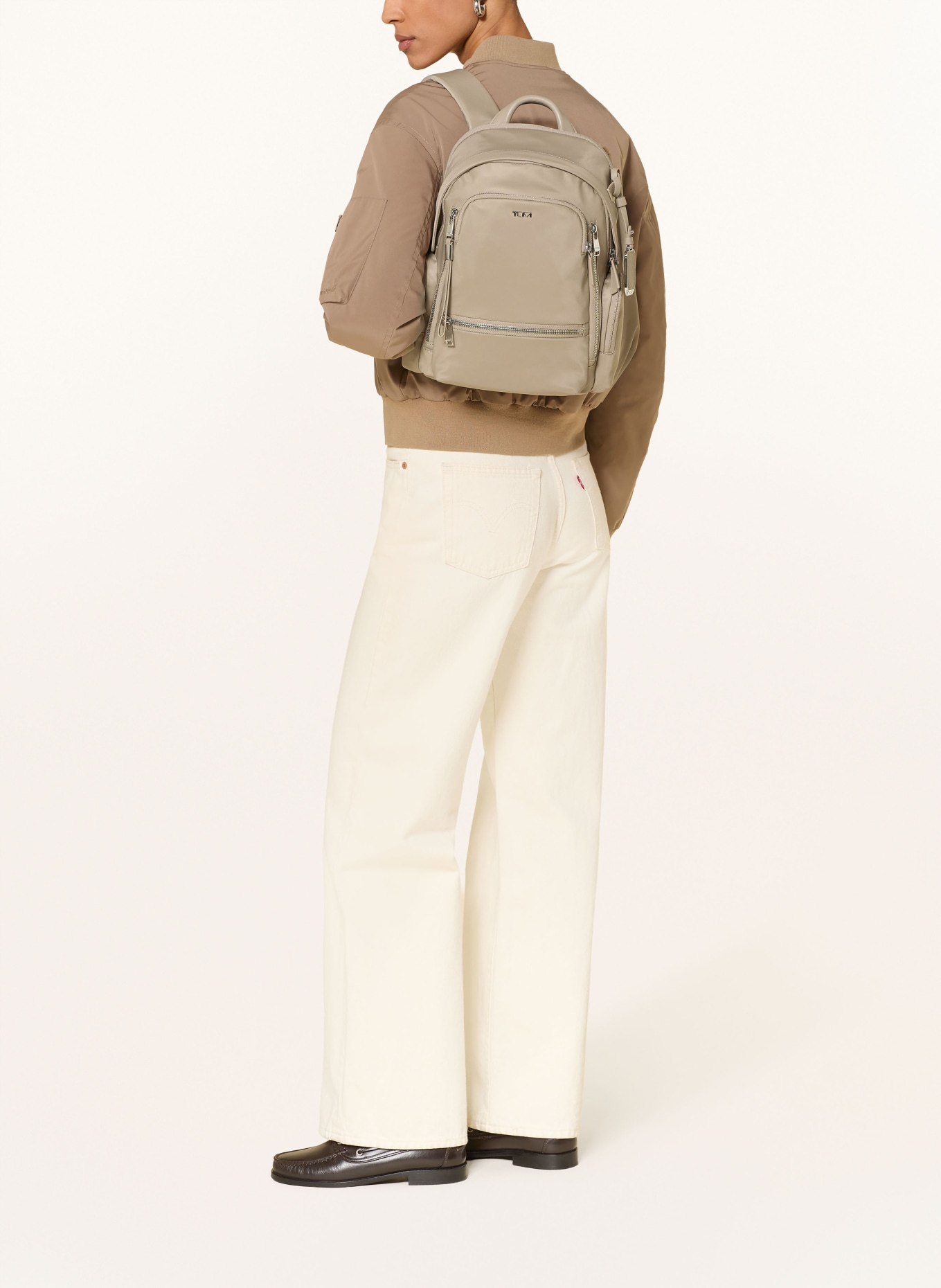 TUMI Batoh VOYAGEUR CELINA MEDIUM s přihrádkou na notebook: ČERNOŠEDÁ / STŘÍBRNÁ