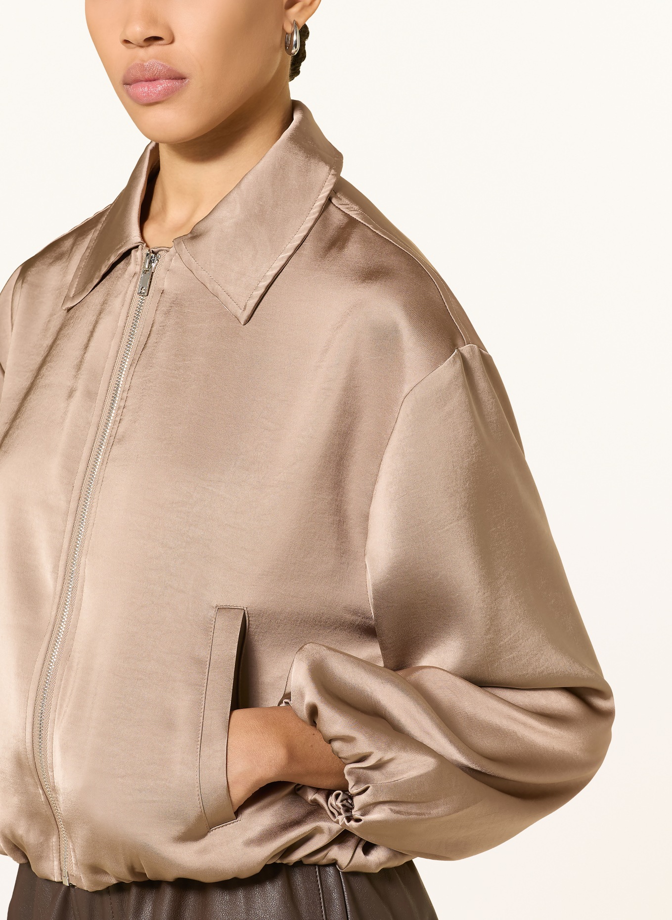 NEO NOIR Satijnen blouson DENIELLE: TAUPE