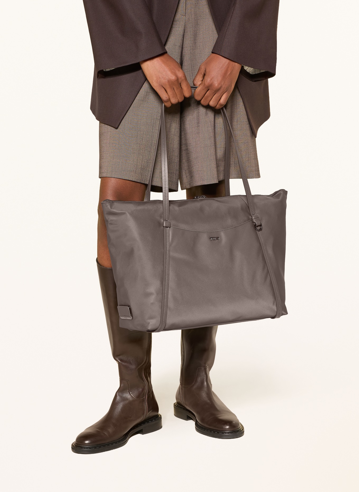TUMI VOYAGEUR Shopper Q TOTE: MARRON FONCÉ / PLATINA