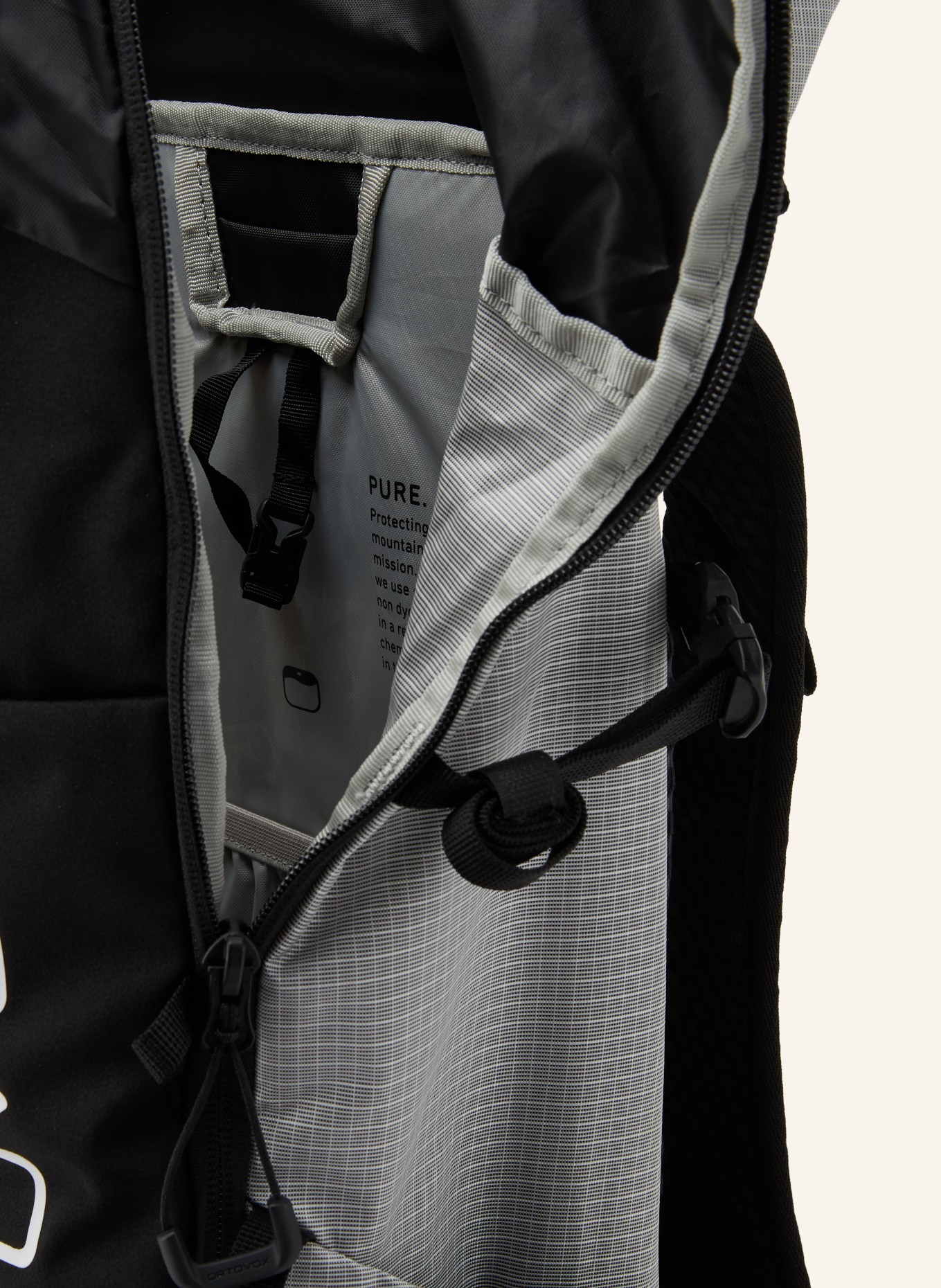 ORTOVOX Rugzak TRAVERSE PURE 28 S 28 l: GRIJS / WIT / ZWART