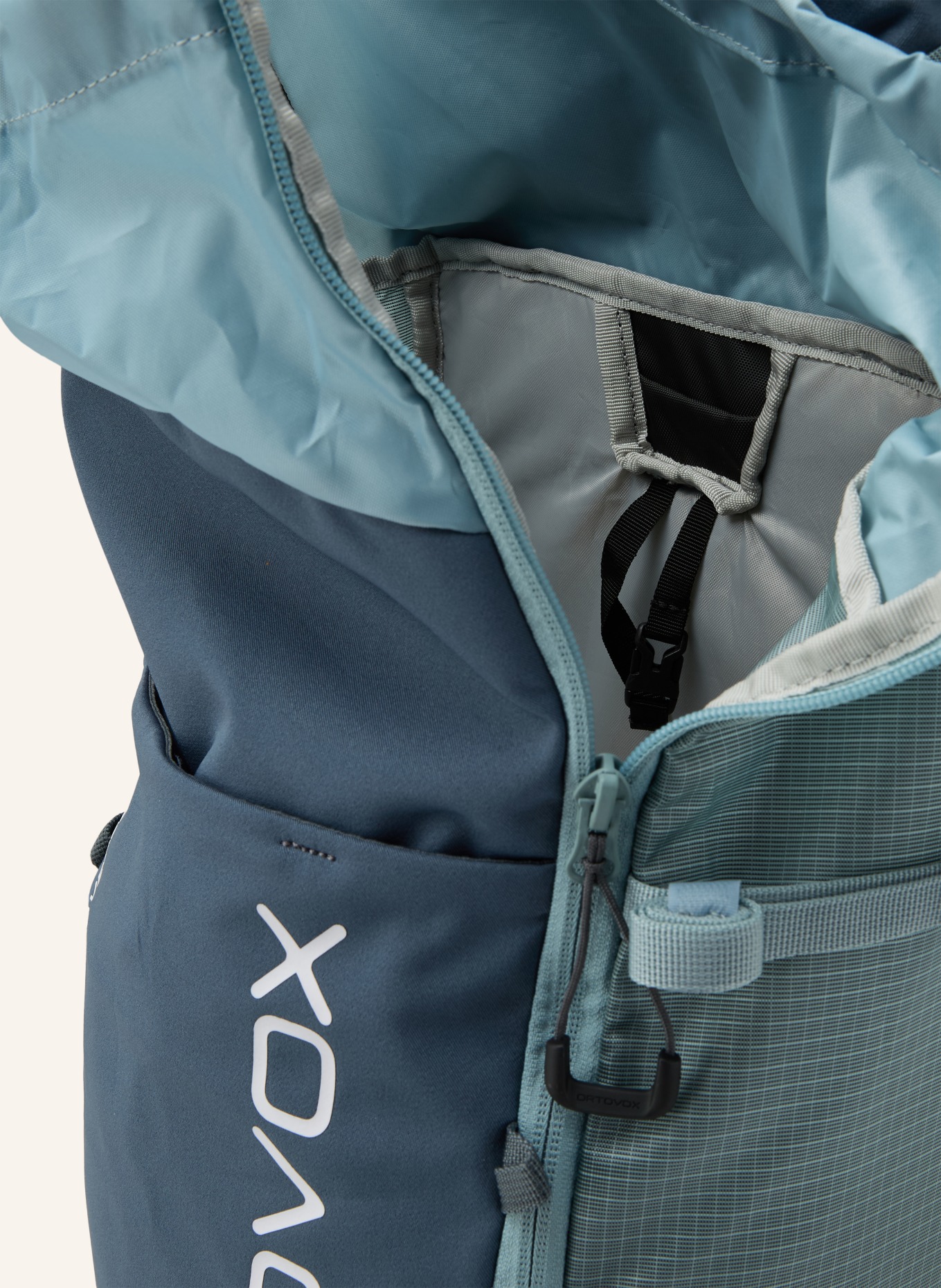 ORTOVOX Rugzak TRAVERSE 28 S 28 l: BLAUWGRIJS / WIT / ZWART