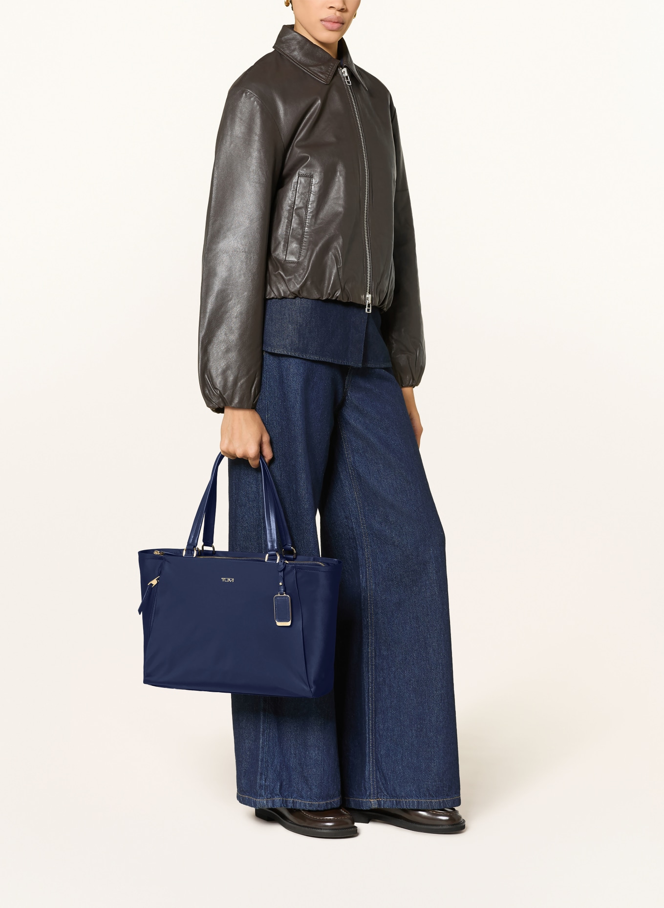 TUMI VOYAGEUR  Nákupní taška VALETTA MEDIUM: TMAVĚ MODRÁ / STŘÍBRNÁ