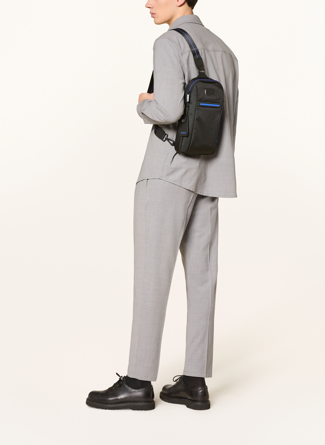 TUMI ALPHA schoudertas SLING: ZWART / BLAUW