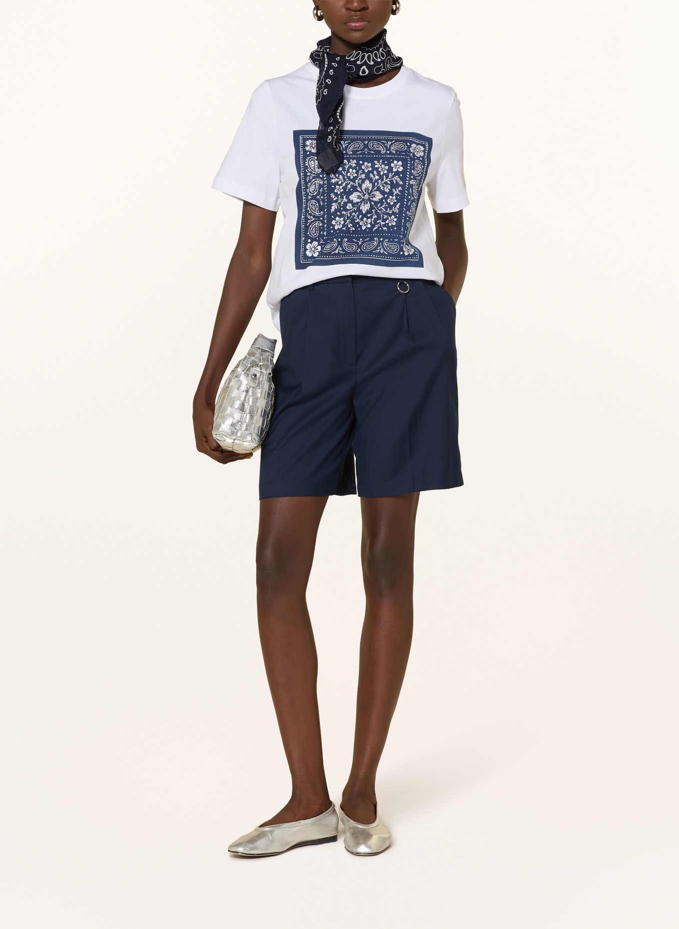 Rich & Royal T-Shirt mit Schmucksteinen: WEISS / DUNKELBLAU