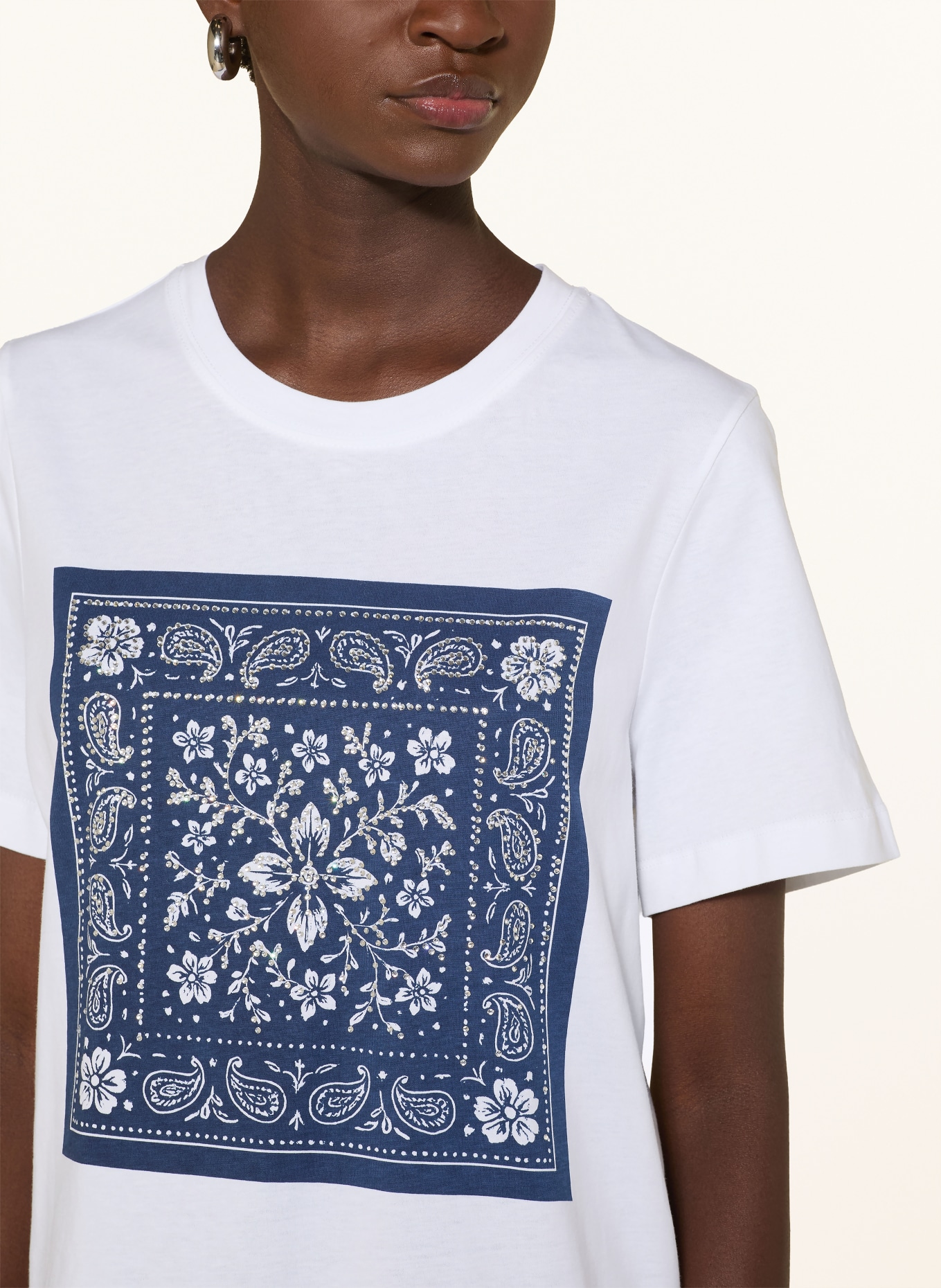 Rich & Royal T-Shirt mit Schmucksteinen: WEISS / DUNKELBLAU