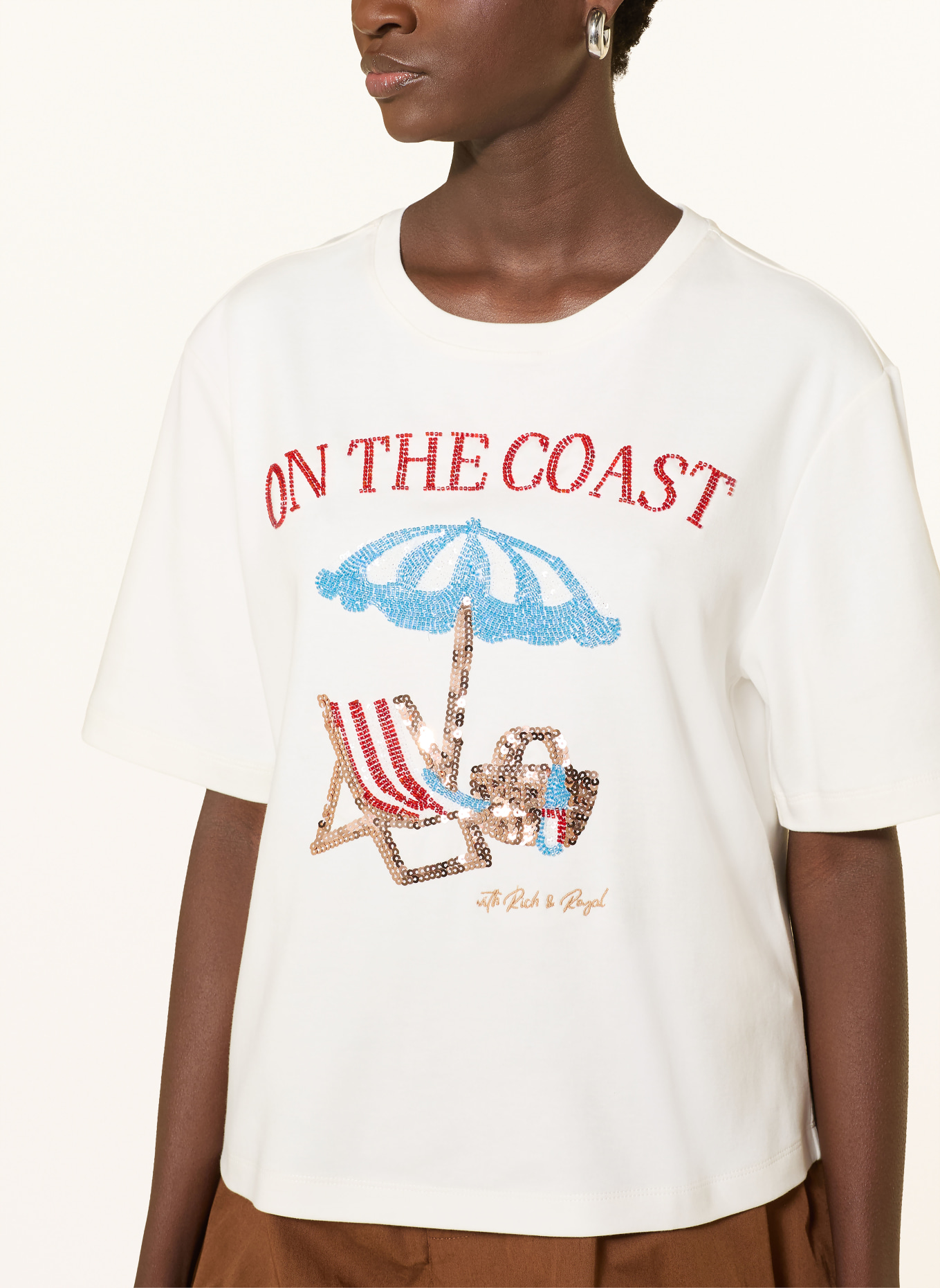 Rich & Royal T-Shirt mit Schmuckperlen: ECRU / ROT / HELLBLAU
