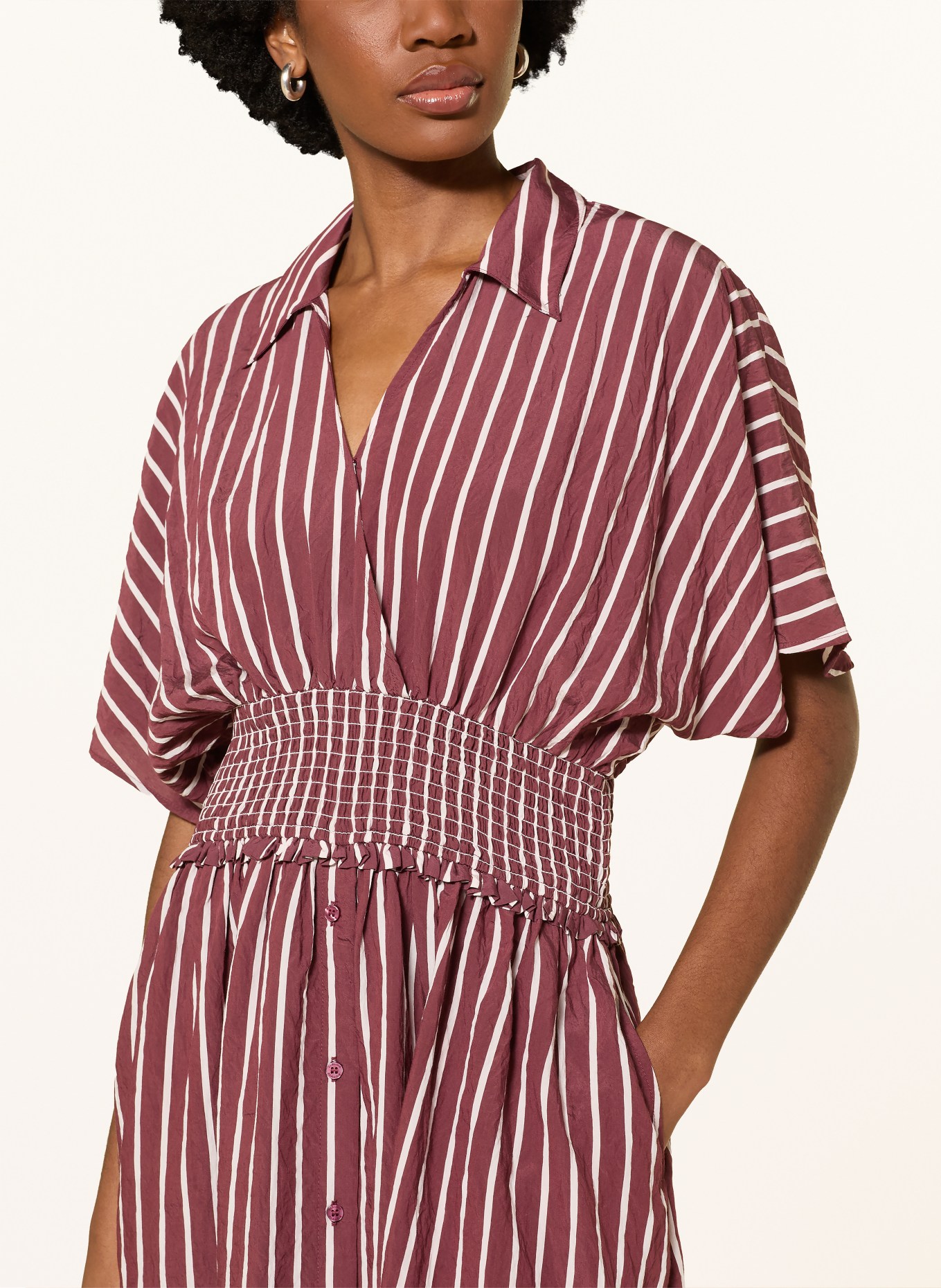 CLAUDIE PIERLOT Kleid mit Rüschen: DUNKELROT / WEISS