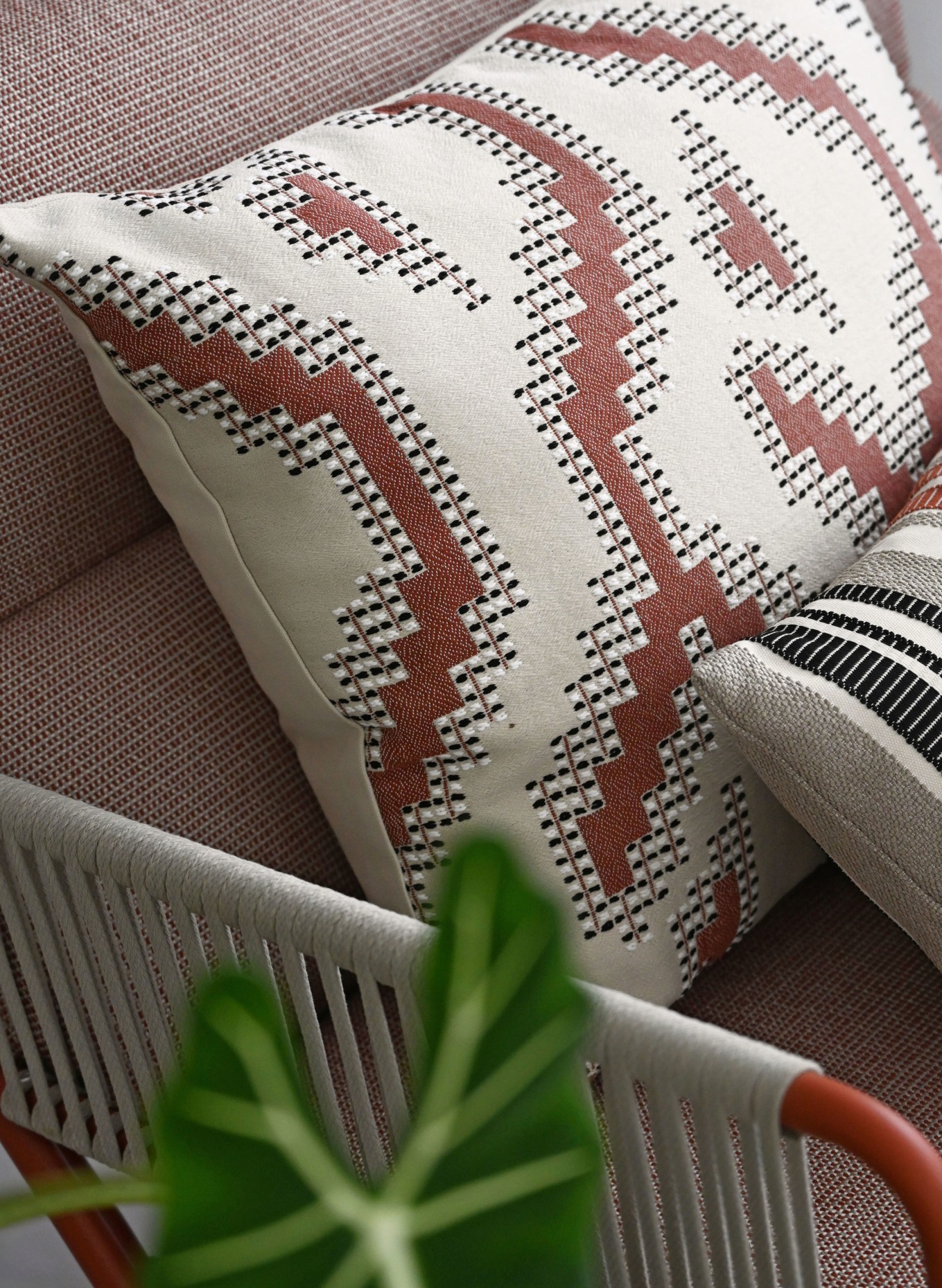 ROHLEDER Sierkussen MÄANDER met verenvulling: BEIGE / BRUIN / ZWART