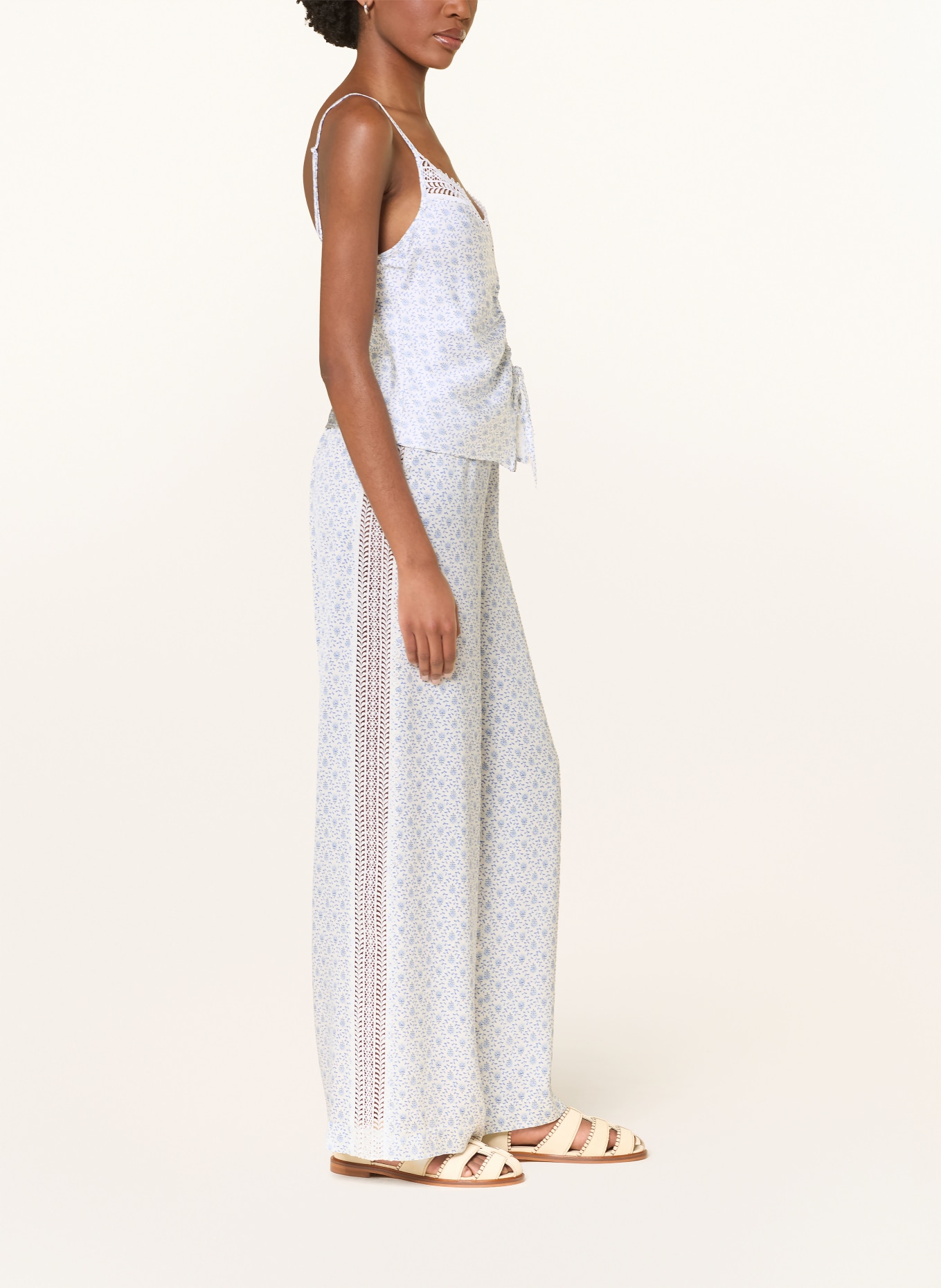 CLAUDIE PIERLOT Satinhose mit Spitze: WEISS / HELLBLAU / DUNKELBLAU