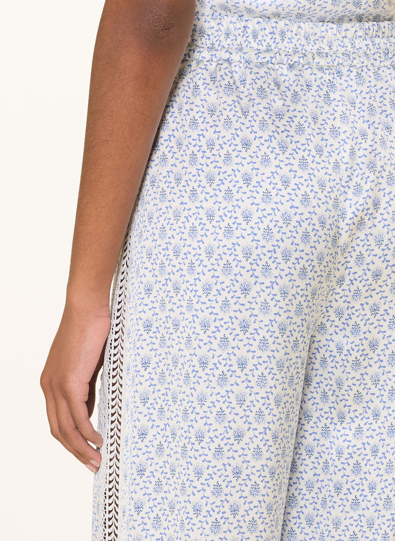 CLAUDIE PIERLOT Satinhose mit Spitze: WEISS / HELLBLAU / DUNKELBLAU