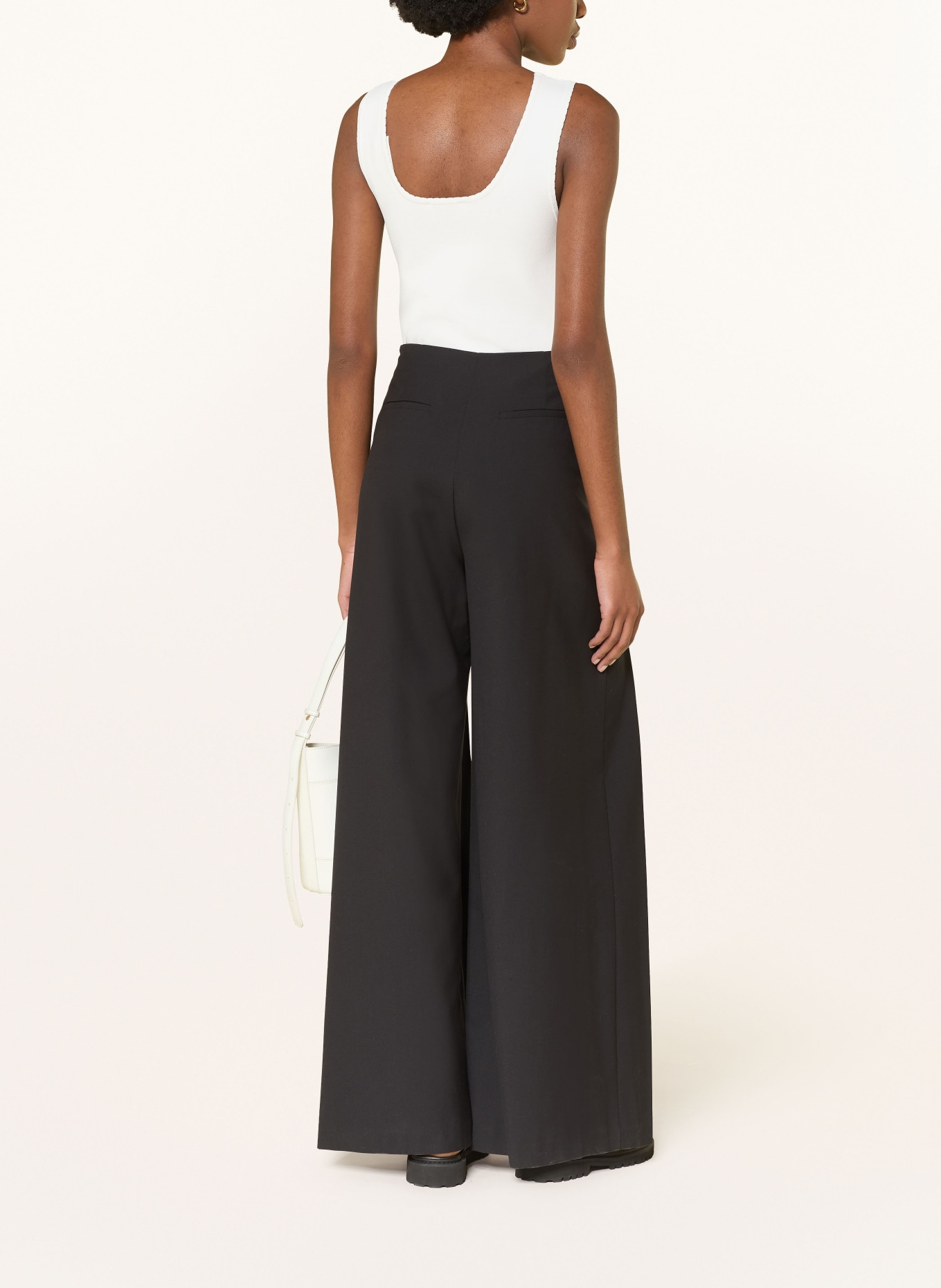 CLAUDIE PIERLOT Spodnie z marszczeniami: CZARNY