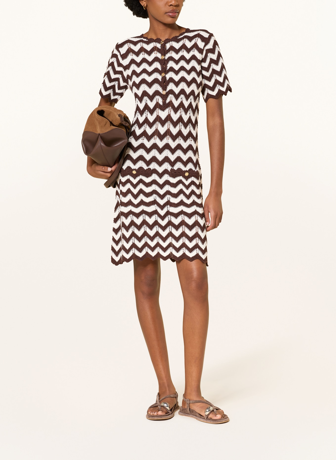 maje Strickkleid: WEISS / DUNKELBRAUN