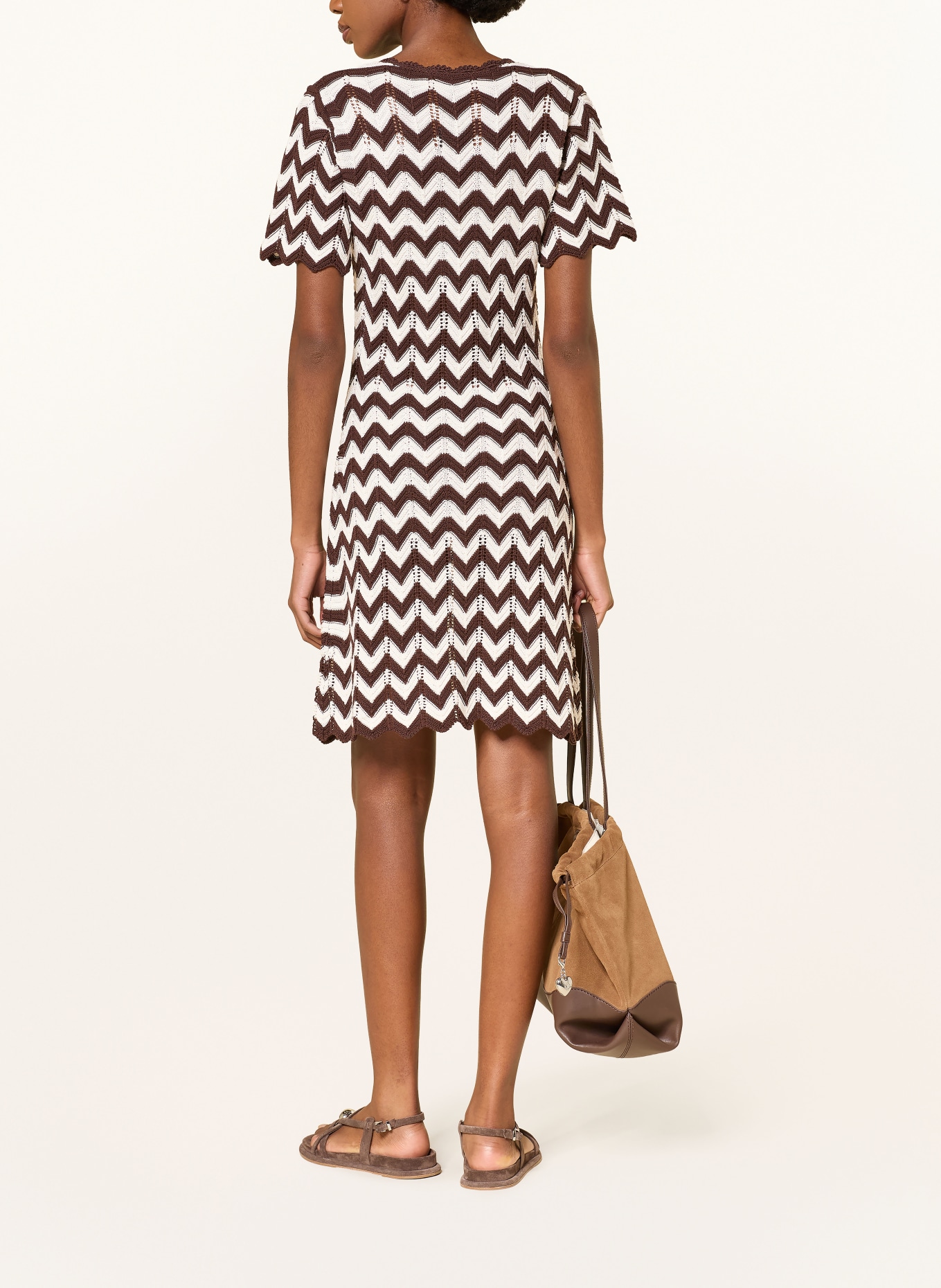 maje Strickkleid: WEISS / DUNKELBRAUN
