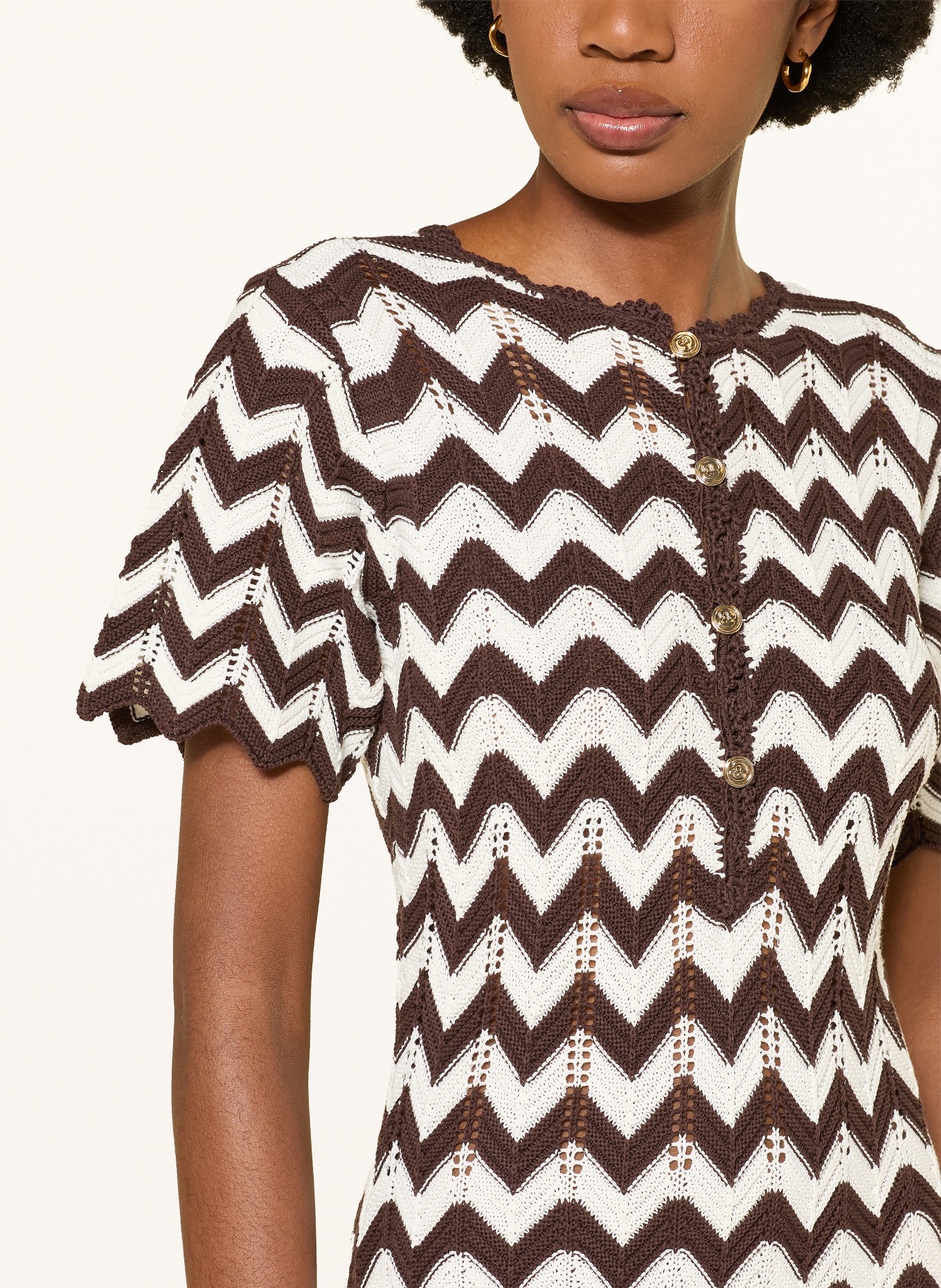 maje Strickkleid: WEISS / DUNKELBRAUN