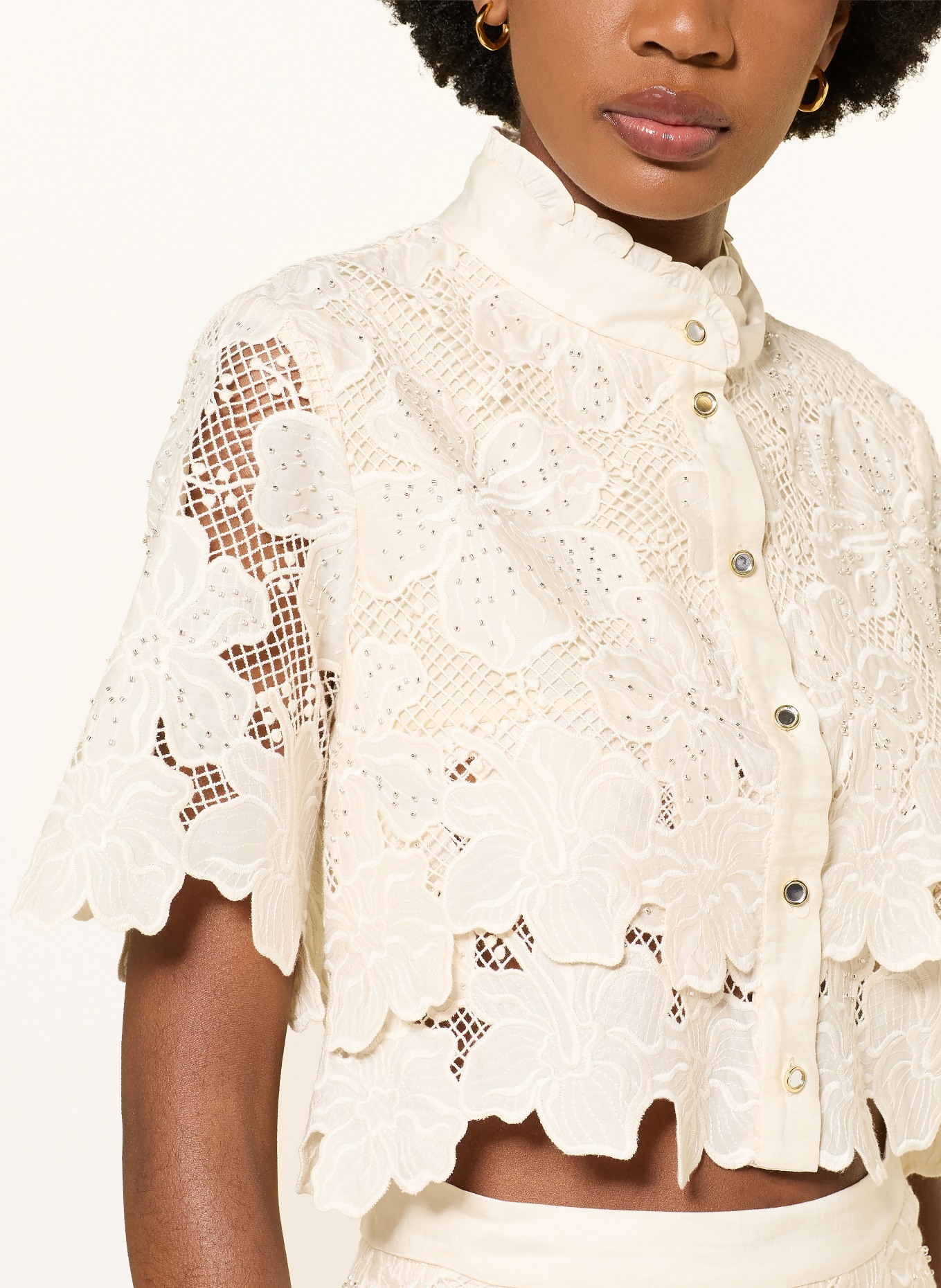 SANDRO Spitzenbluse mit Rüschen und Schmuckperlen: CREME