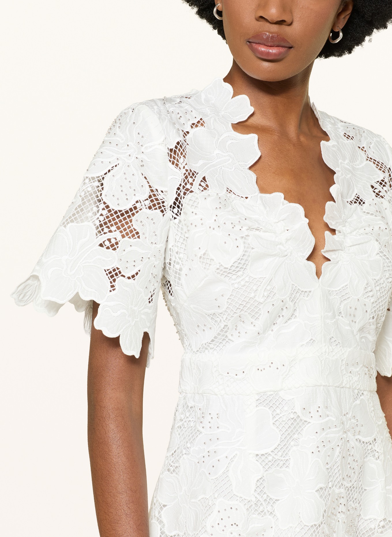 SANDRO Spitzenkleid mit Schmuckperlen: WEISS / SILBER