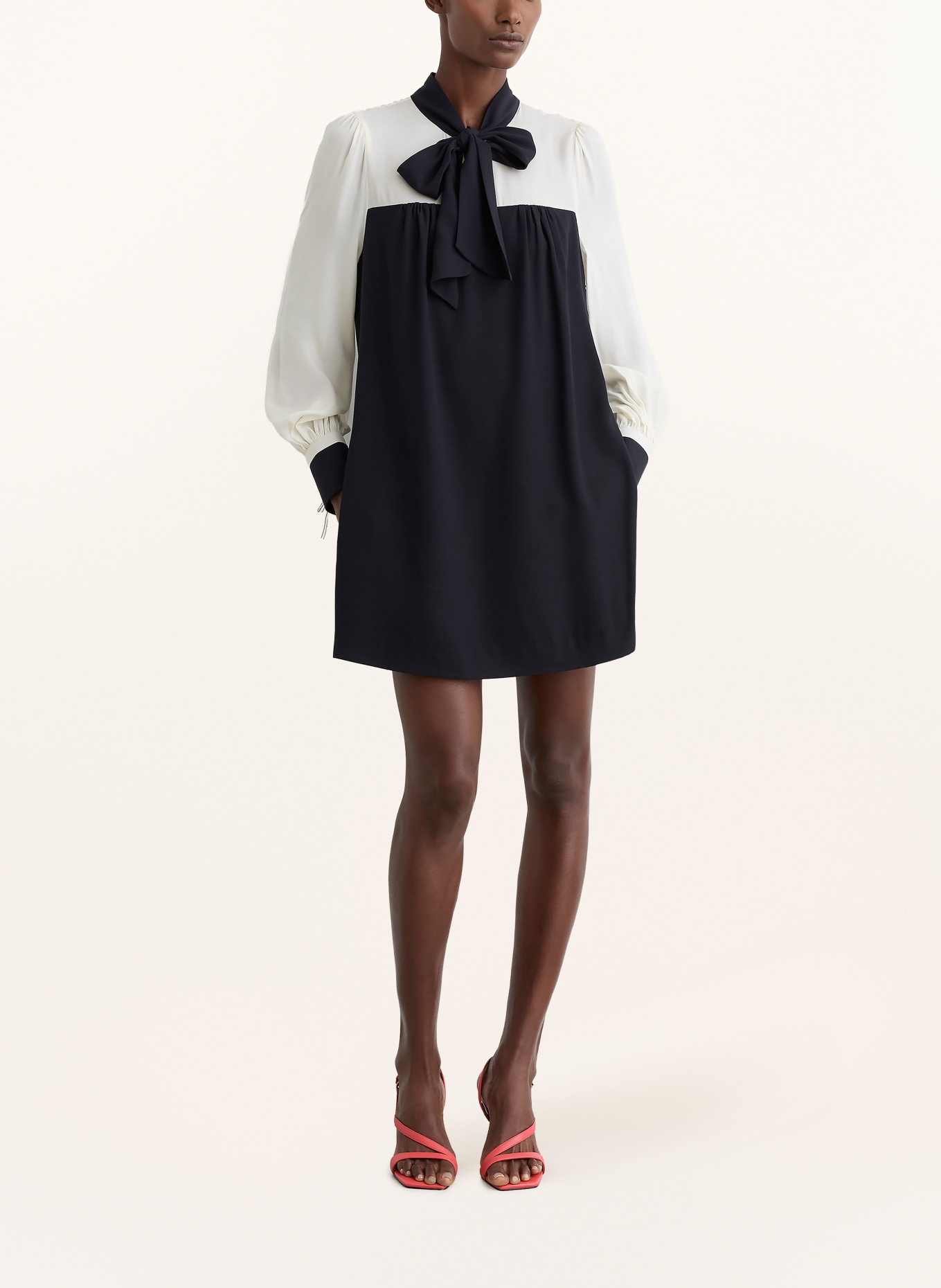 REISS CAM-halterjurk in verschillende materialen: DONKERBLAUW / CRÈME