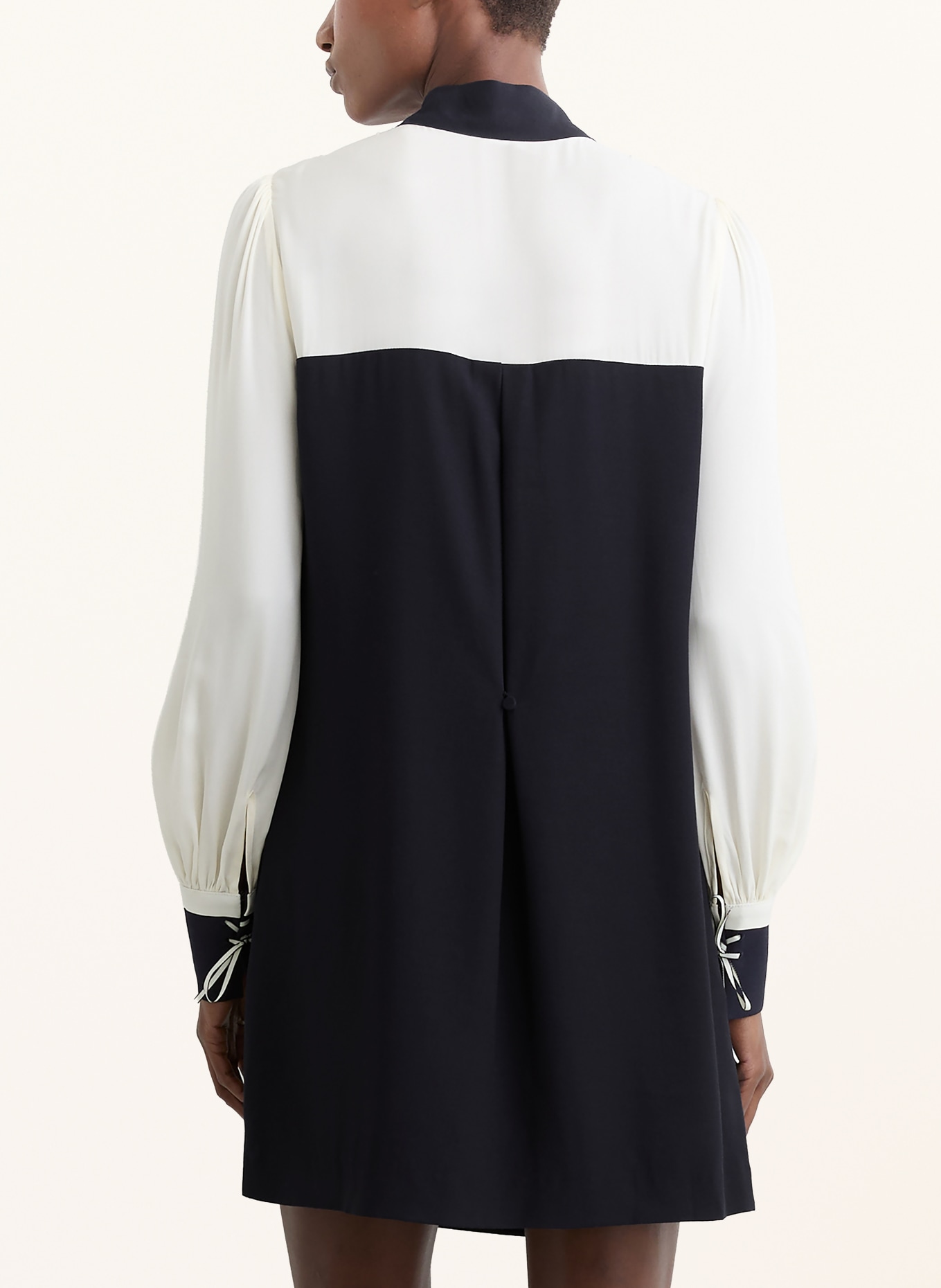 REISS CAM-halterjurk in verschillende materialen: DONKERBLAUW / CRÈME