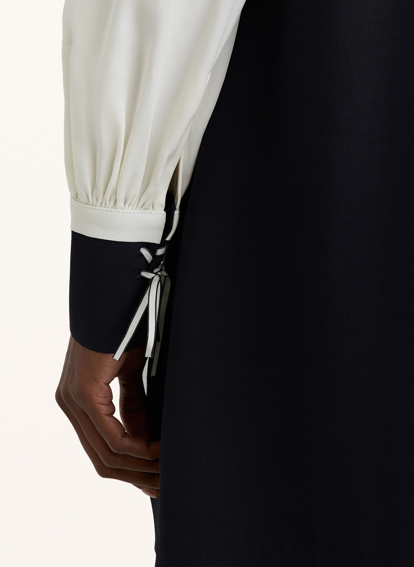 REISS CAM-halterjurk in verschillende materialen: DONKERBLAUW / CRÈME