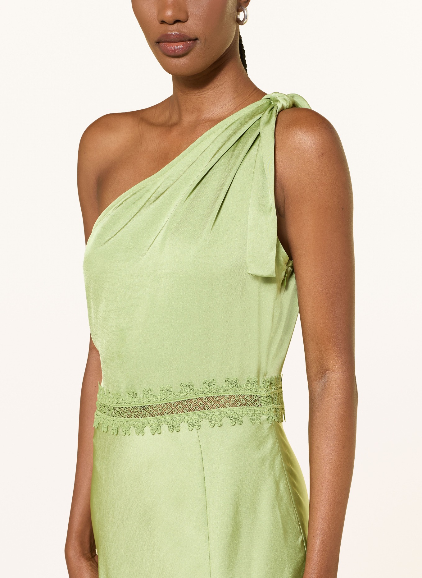 CLAUDIE PIERLOT One-Shoulder-Kleid aus Satin: HELLGRÜN