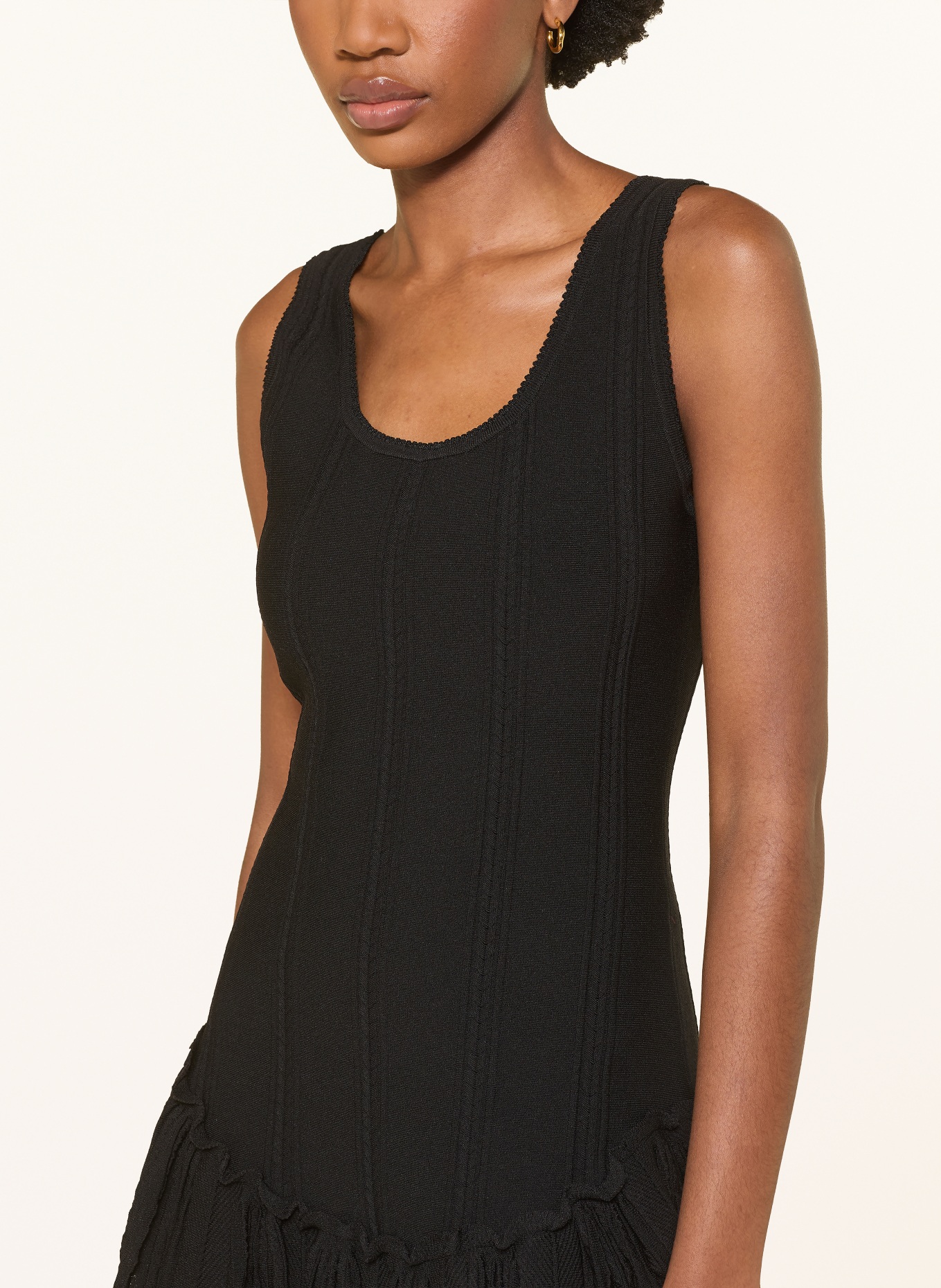 SANDRO Strickkleid mit Volants: SCHWARZ