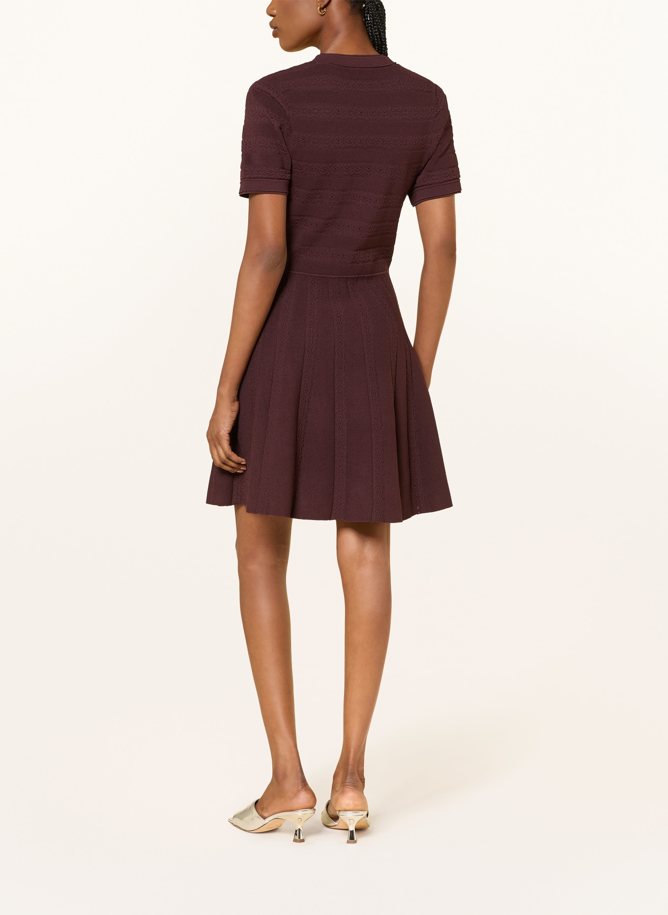 SANDRO Strickkleid: DUNKELBRAUN